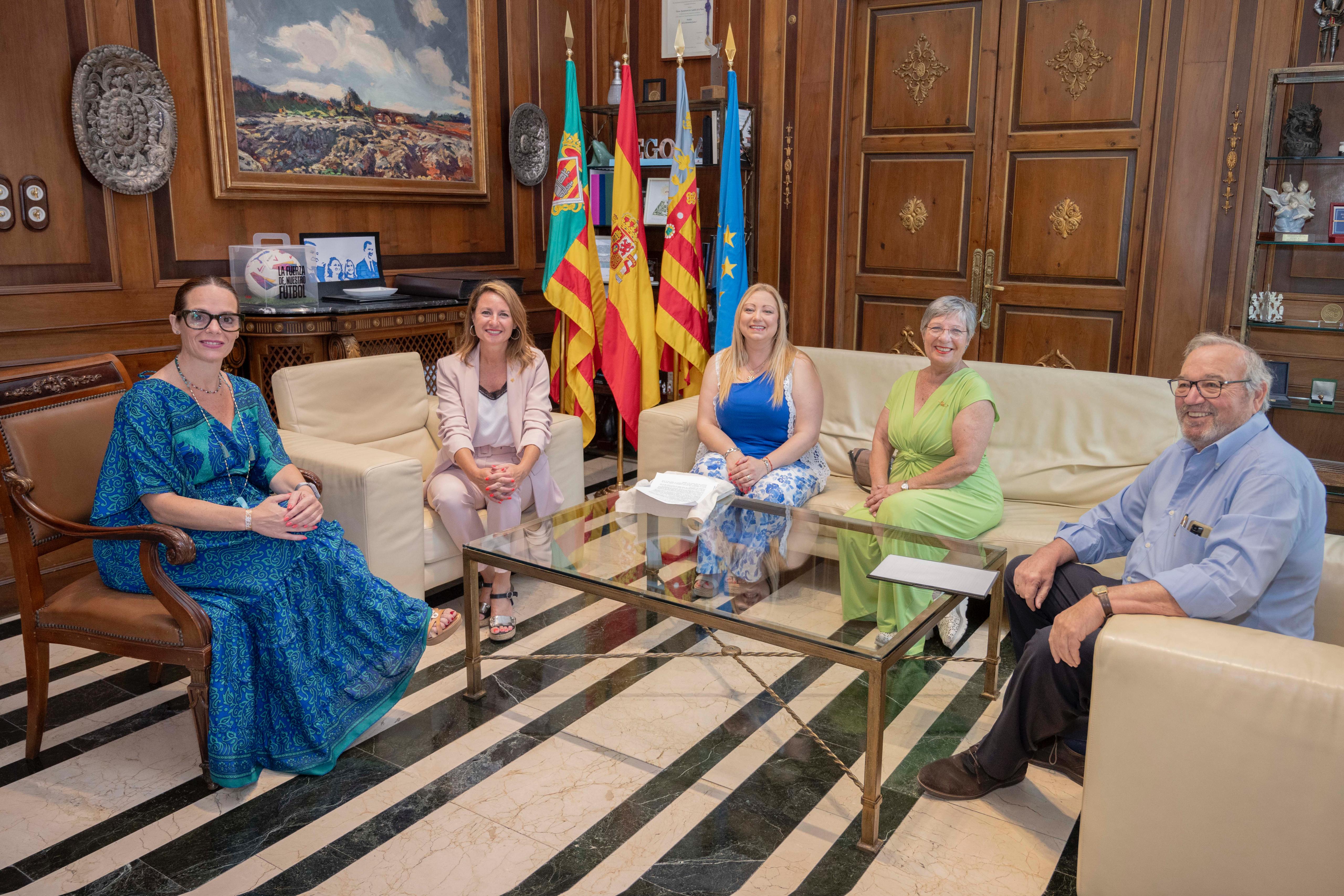 L'alcaldessa de Castelló rep a la nova directiva del Club Taurí