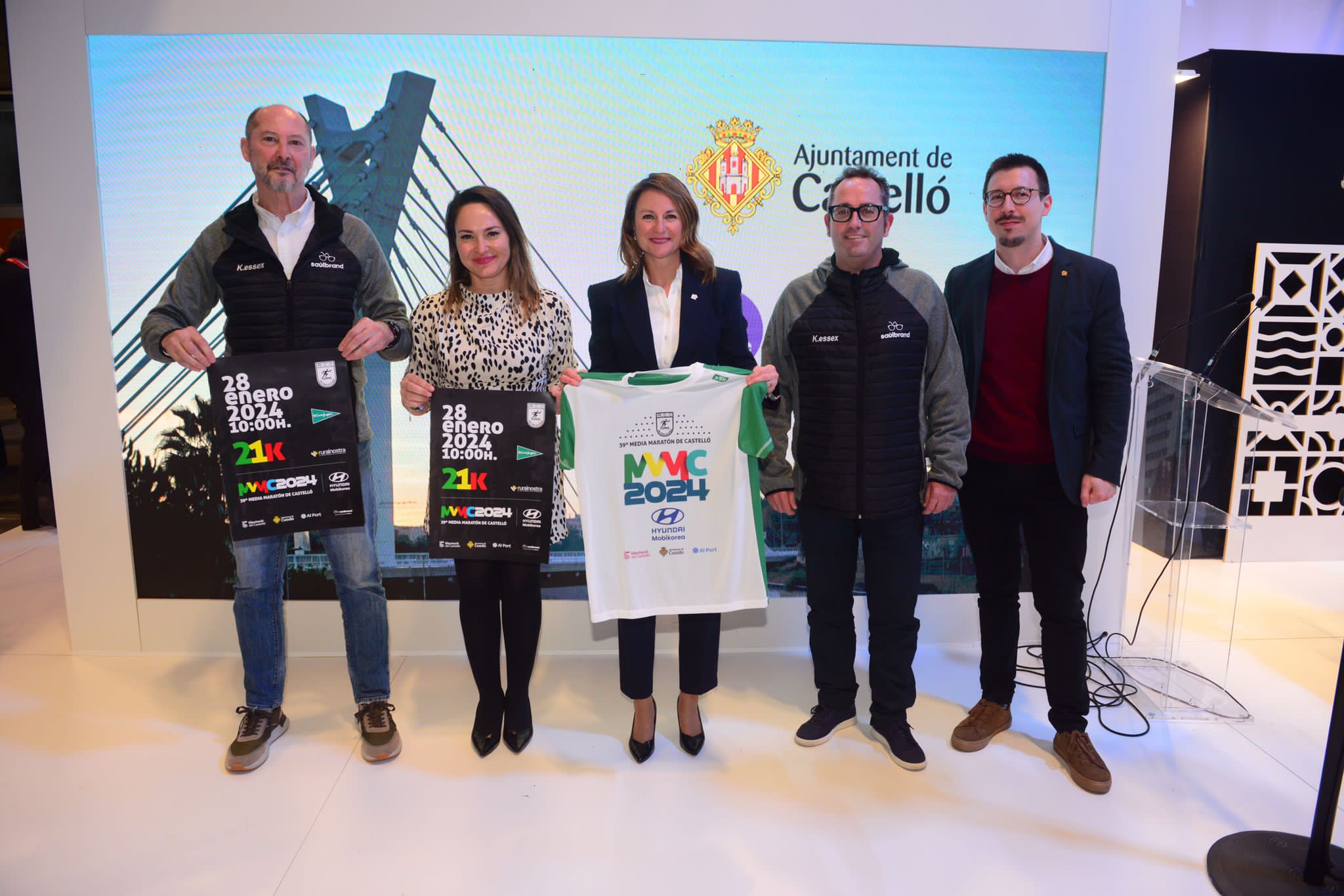L'Alcaldessa de Castelló presenta la samarreta oficial de la Mitjana Marató de Castelló en Fitur