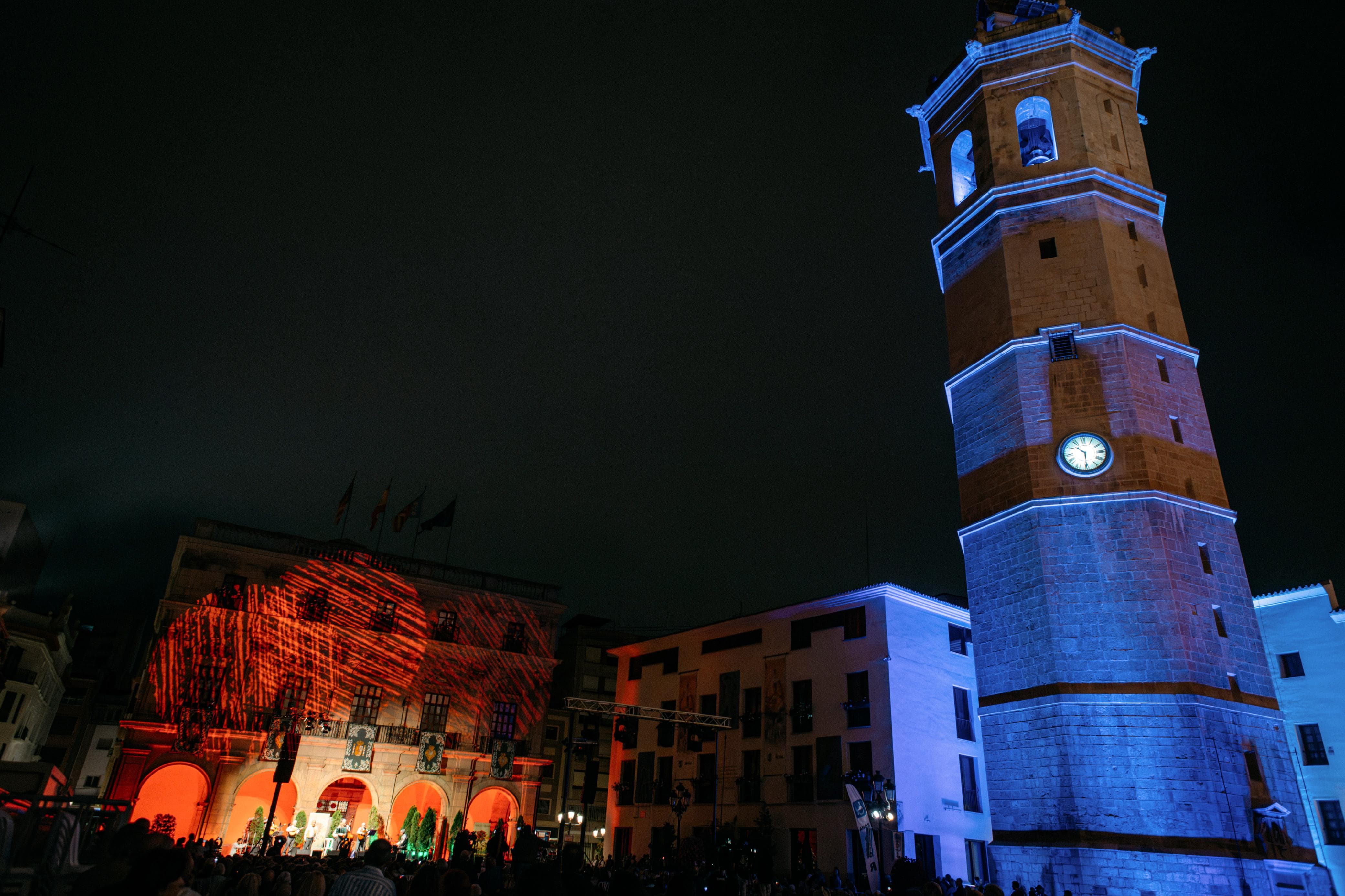 Castelló es bolca amb la Festa de la Rosa en una nit que uneix tradició i música enaltint la figura de la dona castellonera