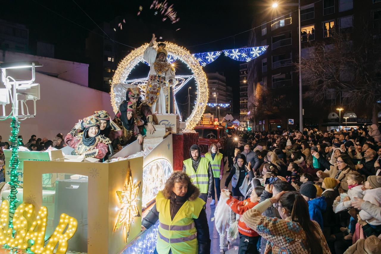 La màgia dels Reis Mags converteix la cavalcada en un acte multitudinari