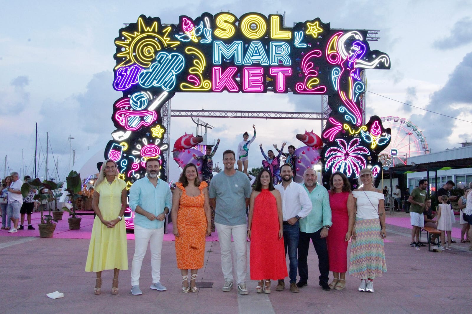 El primer teniente alcalde, Sergio Toledo, la teniente alcalde del Grao, Ester Giner, y la concejala de Turismo, Arantxa Miralles, participan en el encendido del Sol Market