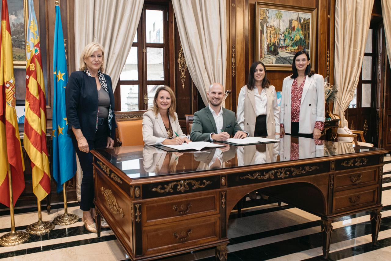 Castelló subscriu un conveni amb la UNED per a impulsar una aula el Grau amb activitats formatives i culturals per a majors de 55 anys