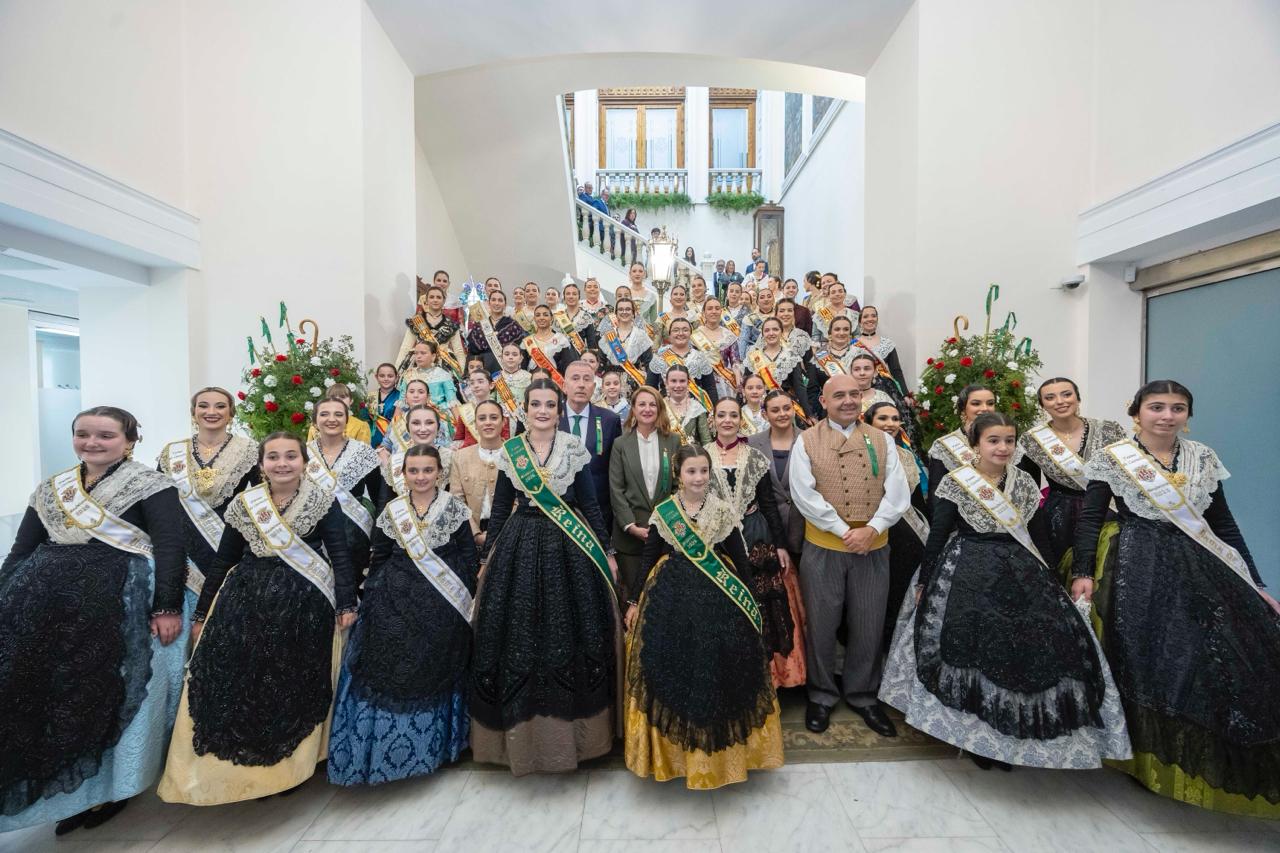 Castelló reforça els seus llaços amb la província durant la Magdalena en la recepció a 34 Reines dels municipis veïns