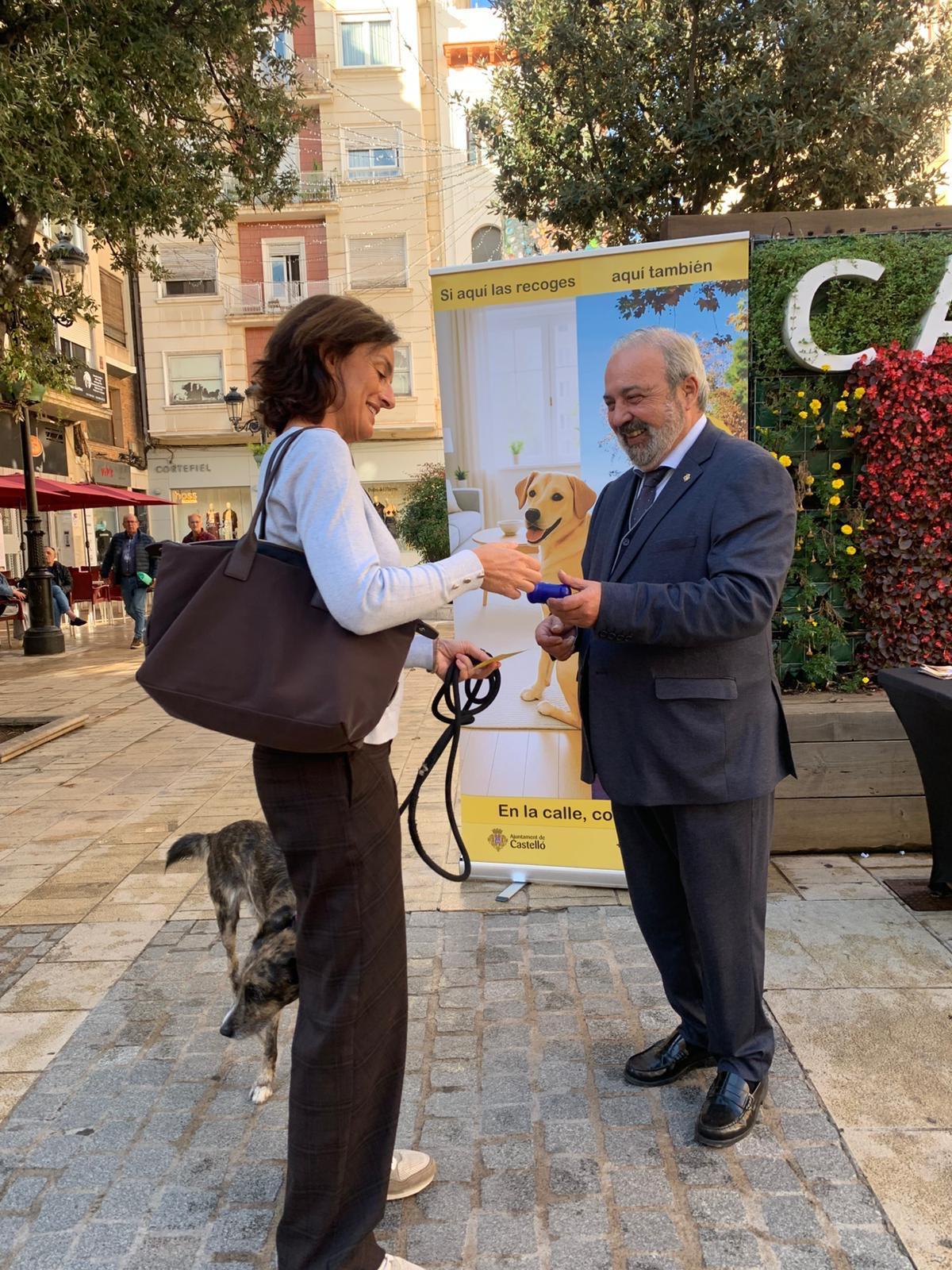 La regidoria de Salut Pública repartix 10.000 bosses per a recollida de femta en una nova campanya de tinença responsable de mascotes