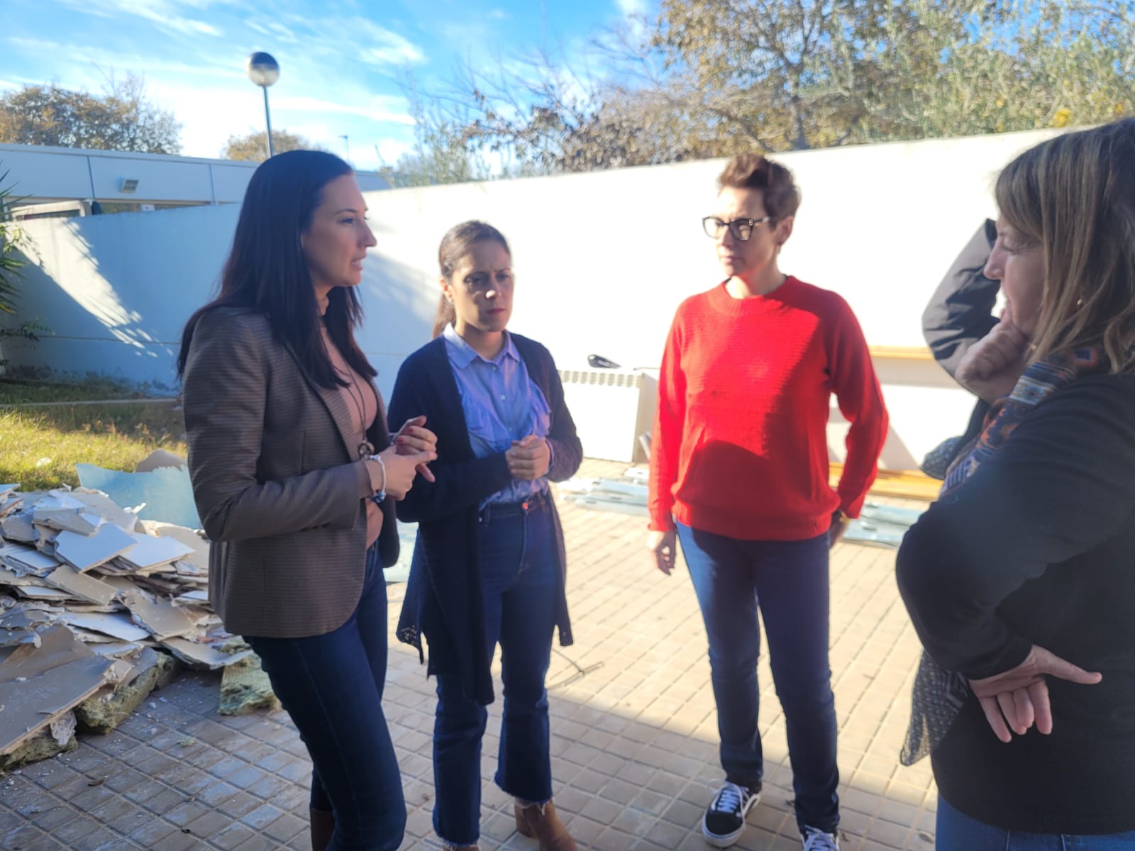 La regidora d'Educació i la Tinenta Alcalde del Grau visiten les obres de les aules de 2 anys del CEIP La Pineda, amb un pressupost de 42.500 euros i dos mesos d'execució
