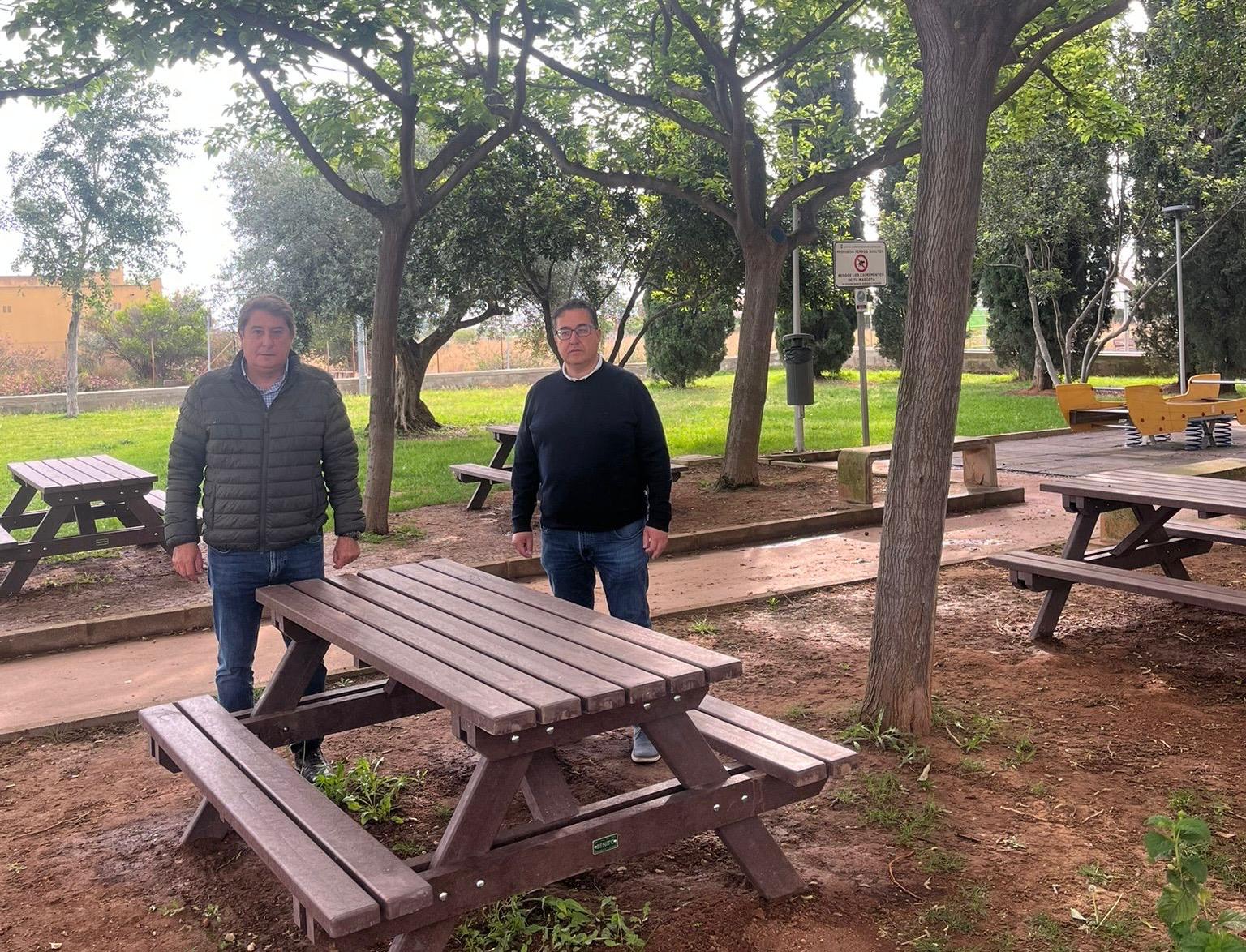 Castelló reposa 5 taules tipus pícnic de material reciclat en els grups Roser i Roquetes