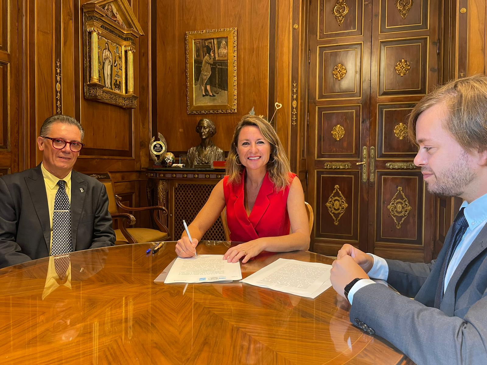 L'alcaldessa de Castelló, Begoña Carrasco, signa l’acceptació del càrrec de patró de la Fundació Dávalos Fletcher