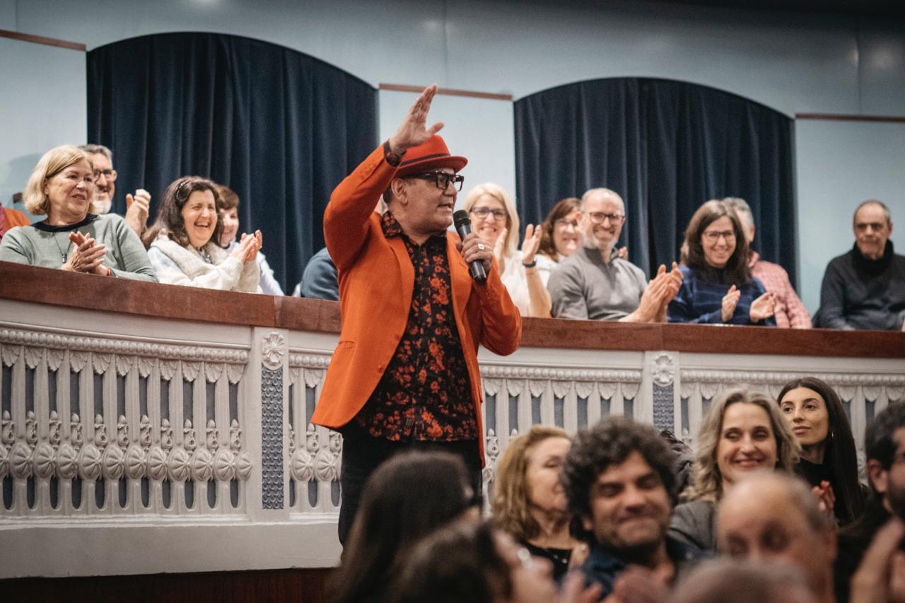 Begoña Carrasco: “Aquest cicle és una eina més per a la cura de la salut mental, una prioritat per a aquest equip de govern. És d'elogiar la generositat de José Corbacho en cedir els drets d'autor a l'associació Atrapasueños”