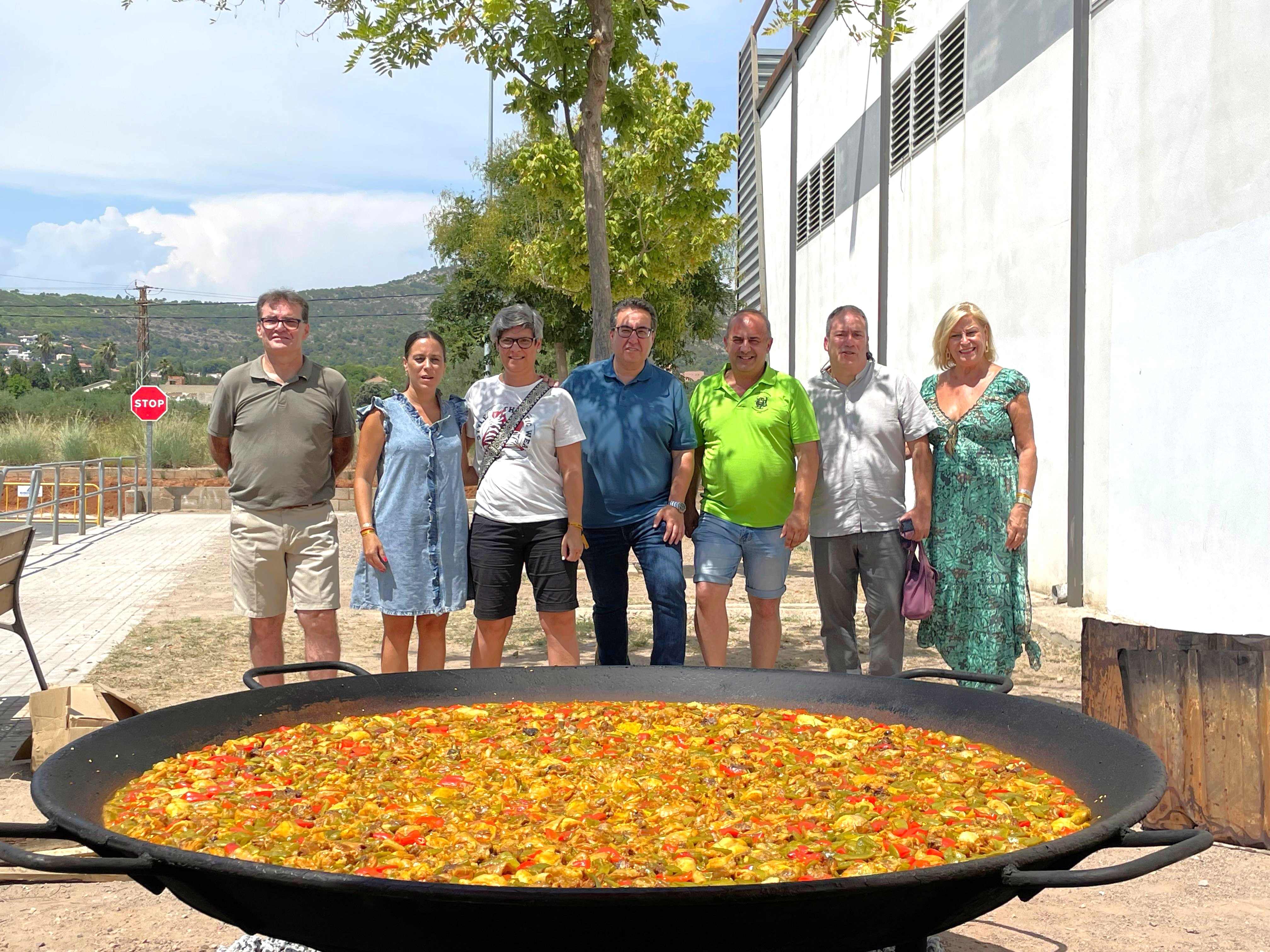 El Gobierno de Castellón acompaña a los vecinos del Grupo San Agustín y San Marcos en sus fiestas y participa en su Paella Monumental
