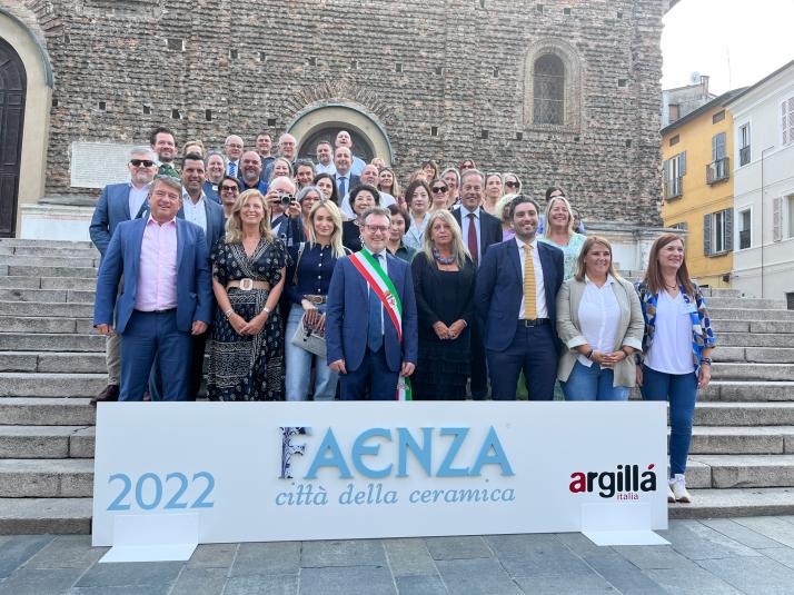 02-09-22 Marco con el alcalde de Faenza y las delegaciones.jpg