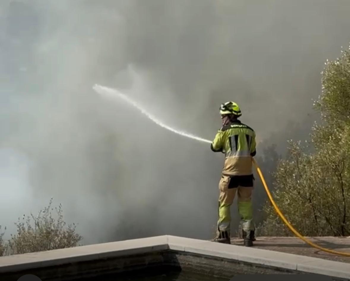 Els Bombers de l'Ajuntament de Castelló es relleven per a continuar col·laborant en l'extinció de l'incendi forestal de la Vall d'Uixó