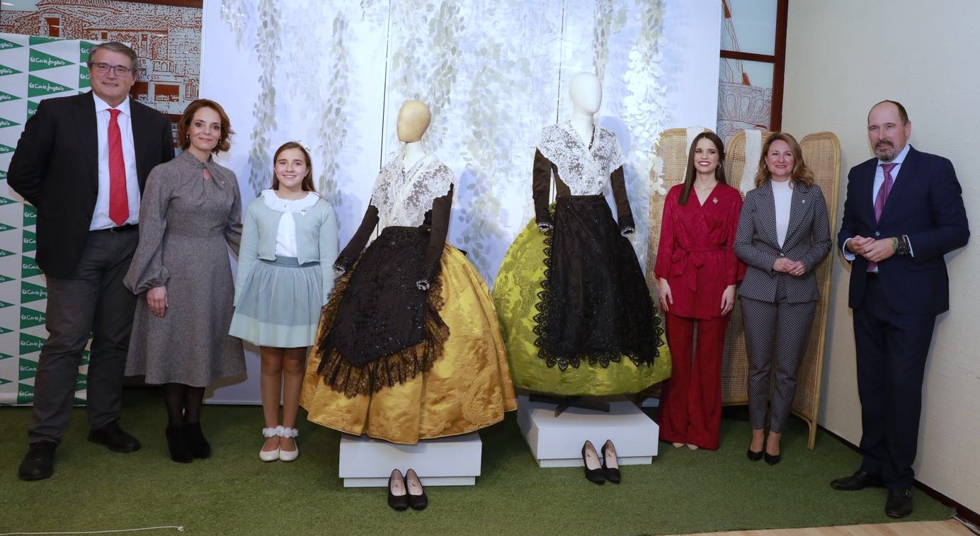 
		Las reinas de las fiestas Lourdes Climent y Vega Torrejón reciben sus trajes para las galanías por cortesía de El Corte Inglés
		
	