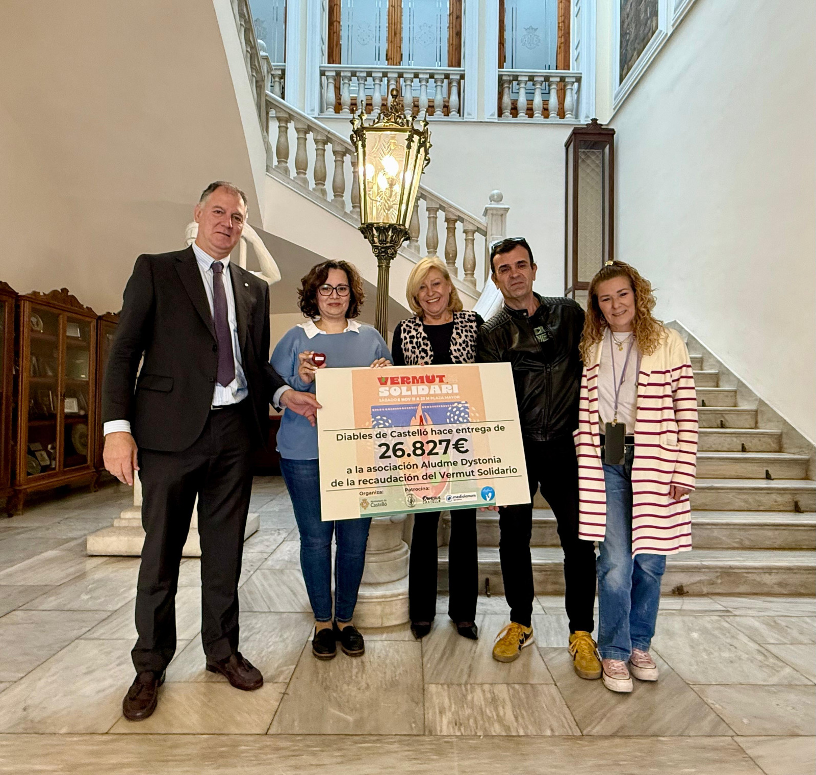 L'associació Aludme Dystonia rep el xec de 26.827€ amb la recaptació del Vermut Solidari