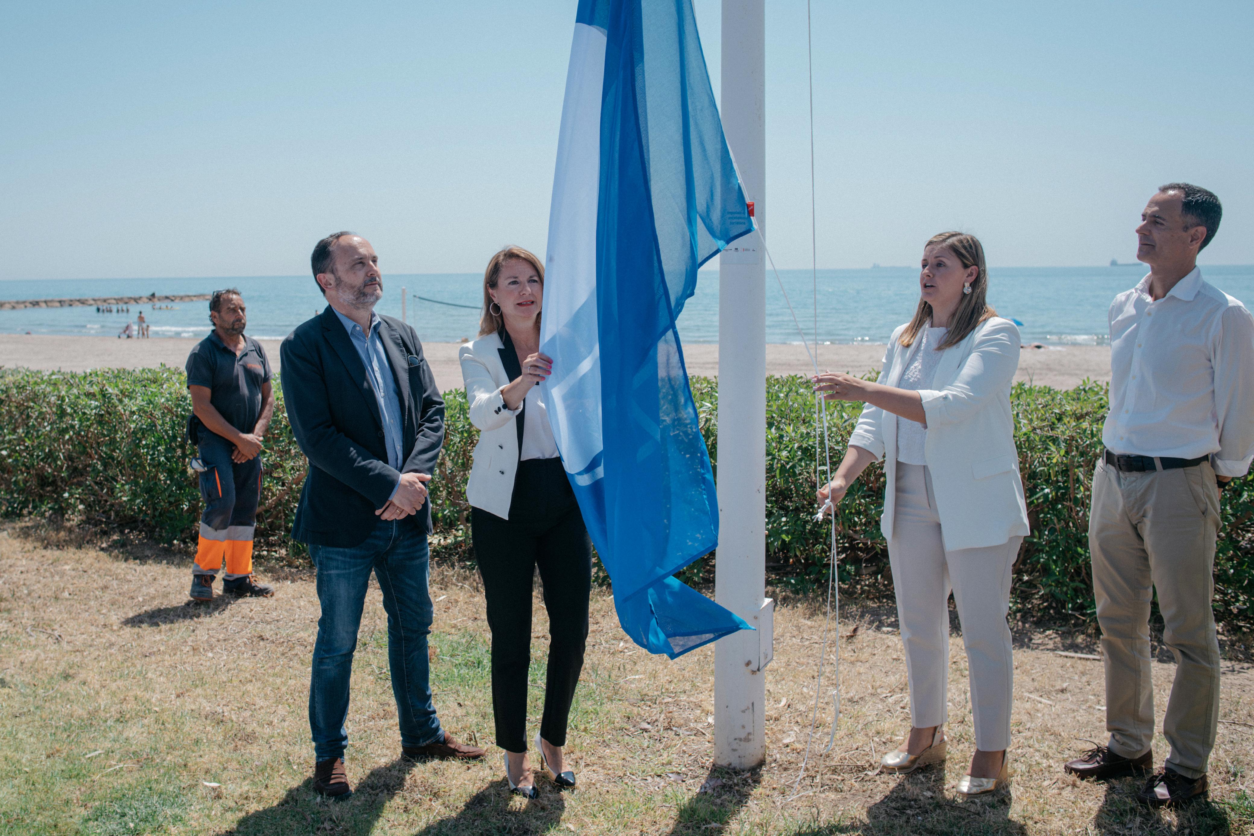 Castelló presumeix de litoral recuperant el ple de Banderes Blaves per a les seues tres platges i “complint amb la paraula donada”
