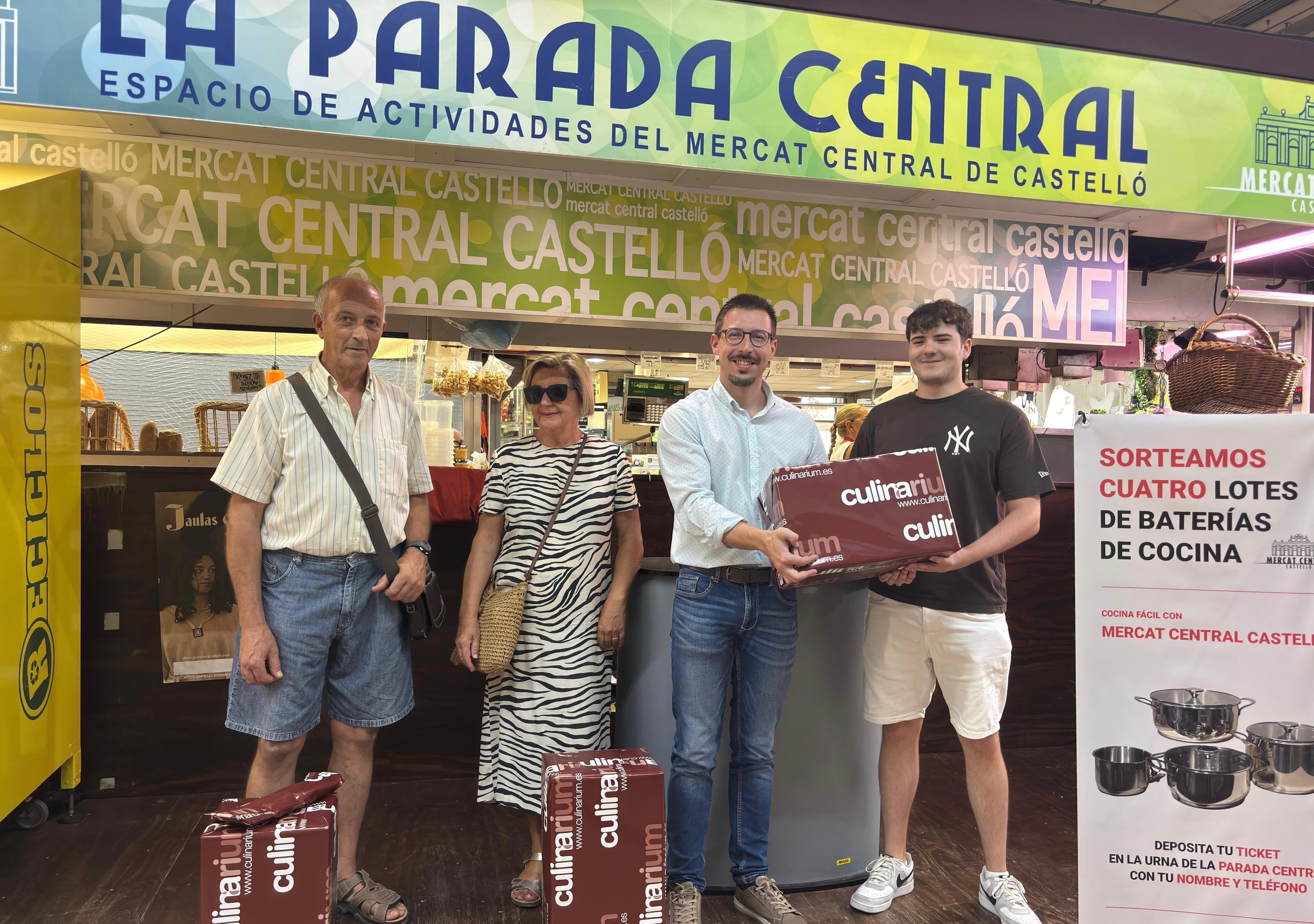 La concejalía de Comercio y Consumo entrega cuatro lotes de baterías de cocina en un sorteo para fomentar las compras en el Mercado Central