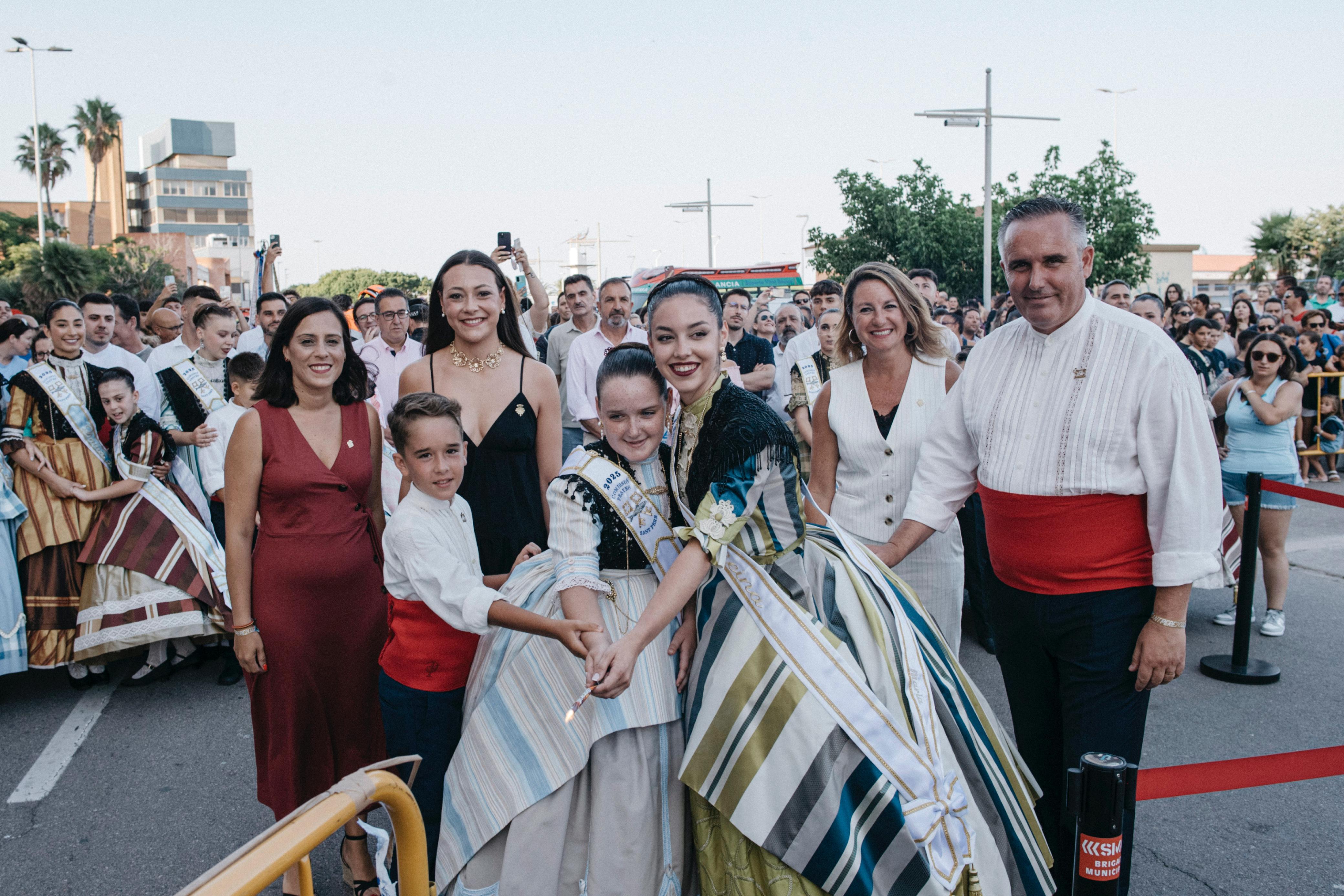 Una espectacular mascletà inaugura las fiestas de Sant Pere en el Grao