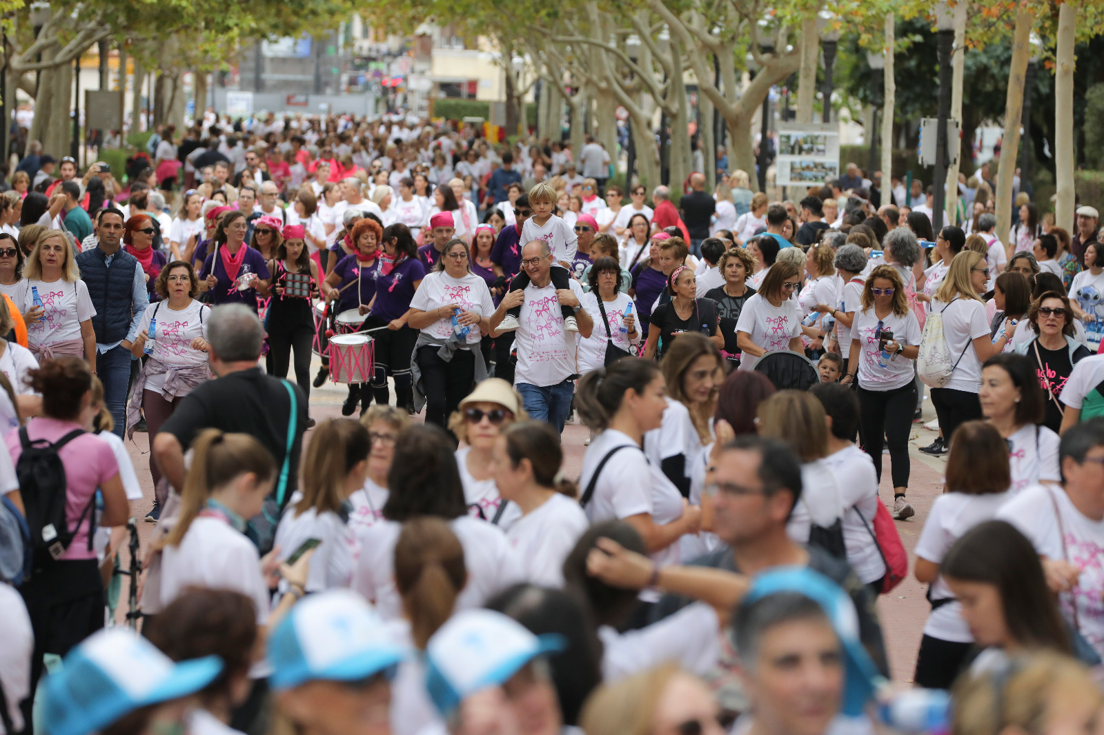Castelló se suma a la lluita contra el càncer de mama en la multitudinària marxa ‘Un passeig per la vida’ de la Fundació Le Cadó