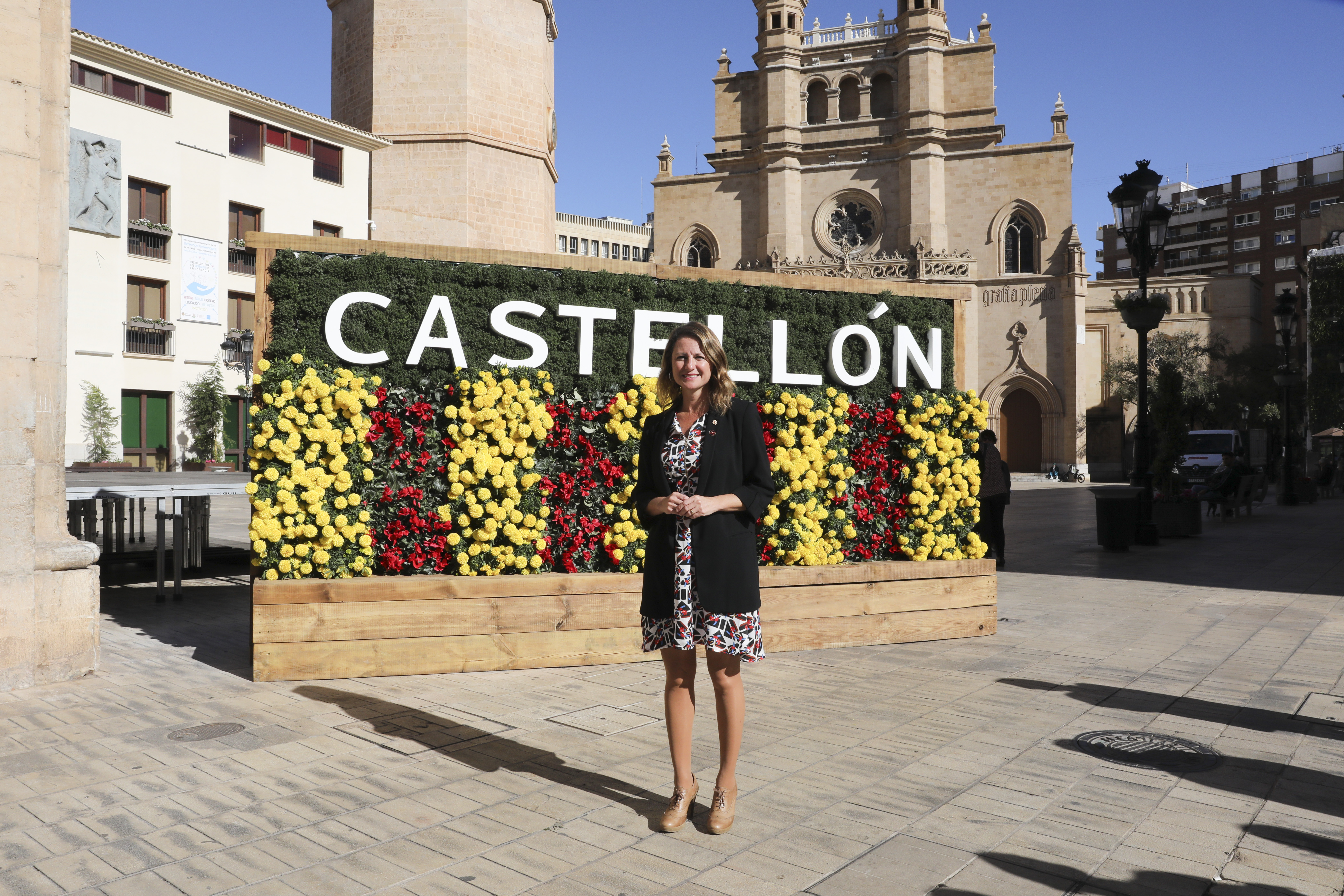 La Plaça Major de Castelló llueix nova imatge amb la instal•lació d'un nou tapís floral amb la doble denominació de la ciutat