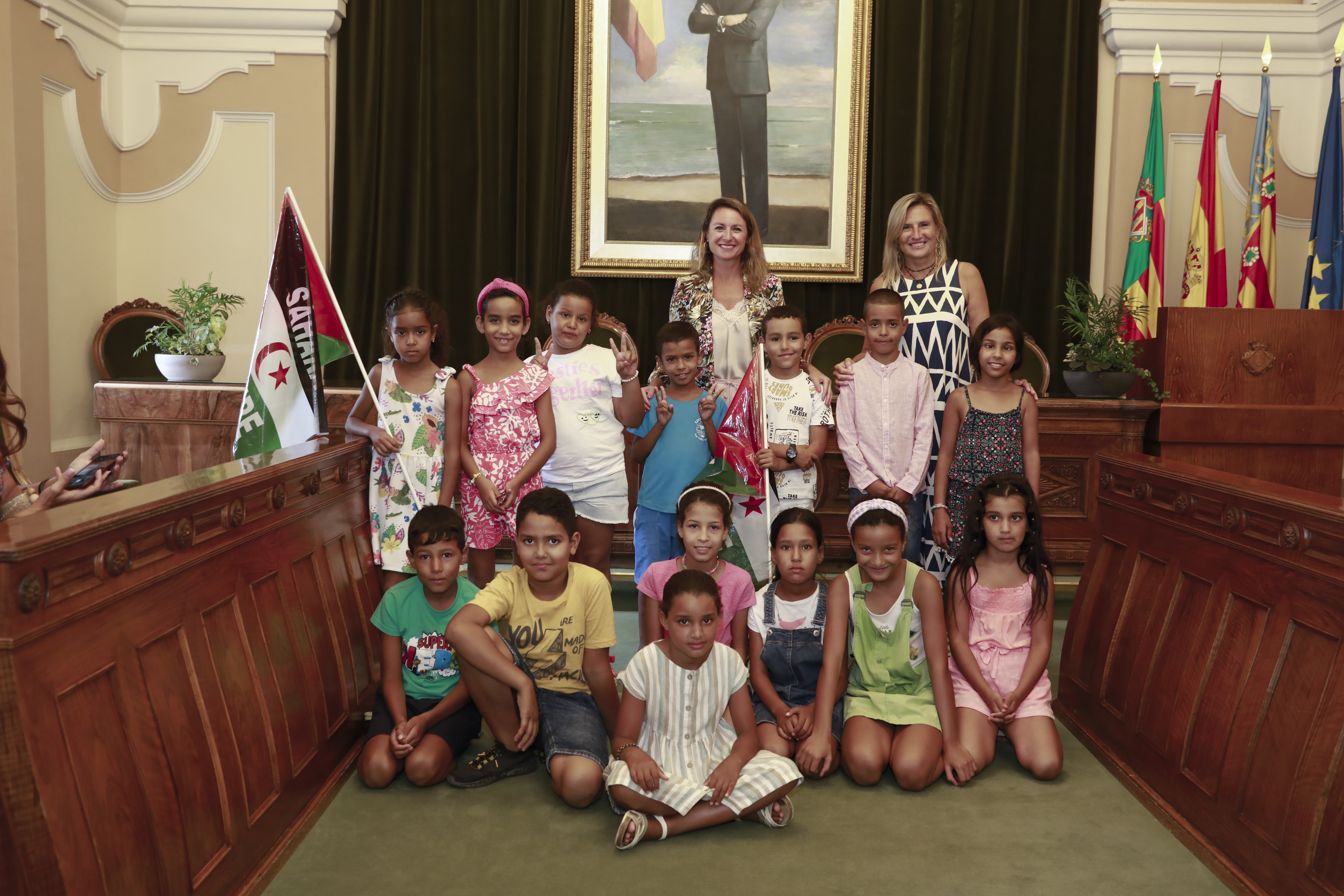 La alcaldesa de Castellón abre el Ayuntamiento a los 14 niños y niñas saharauis que pasan el verano en la ciudad