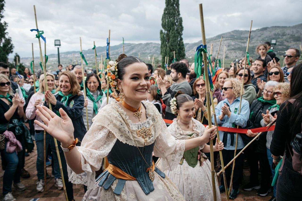 Castelló es bolca en una multitudinària Romeria de les Canyes en una volta als orígens i la tradició