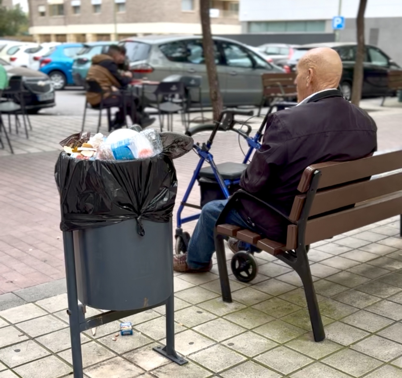 Escombraries sense arreplegar i brutícia s'acumulen als carrers del districte est de Castelló