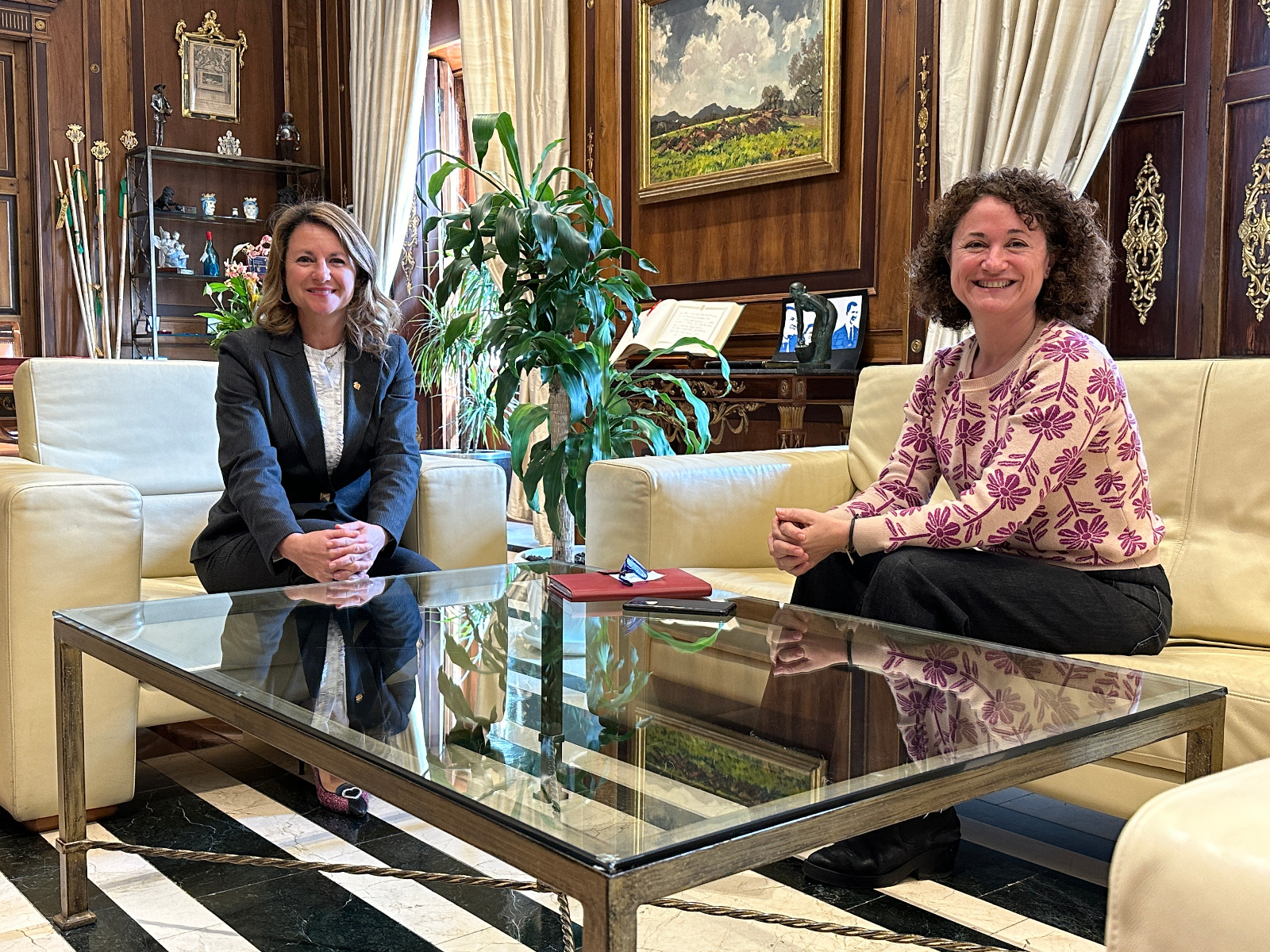 Begoña Carrasco rep a la presidenta del nou Club Rotary Castelló-Mediterráneo