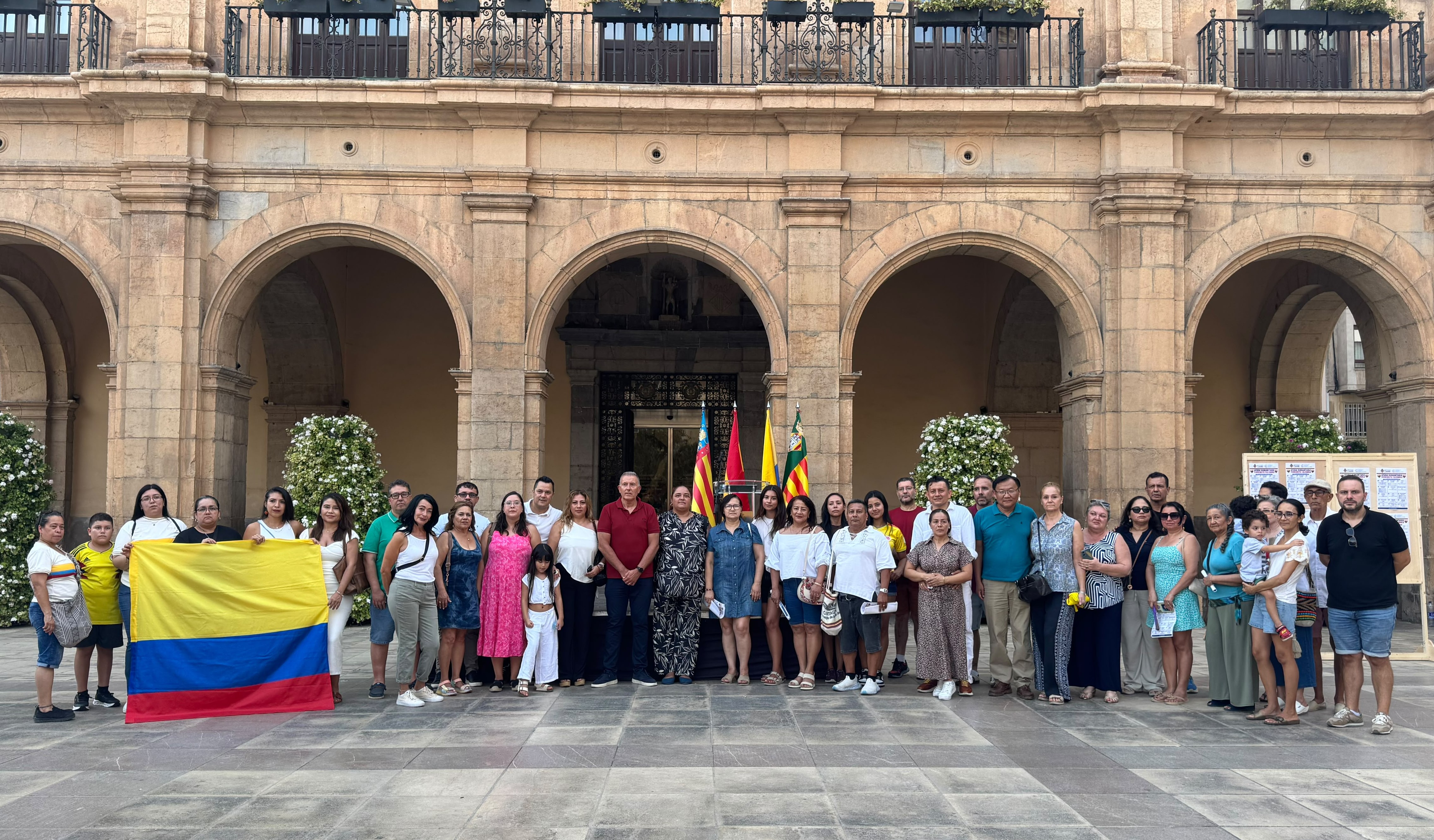 La Plaça Major de Castelló es converteix en altaveu de la solidaritat amb els afectats pel terratrèmol de Colòmbia