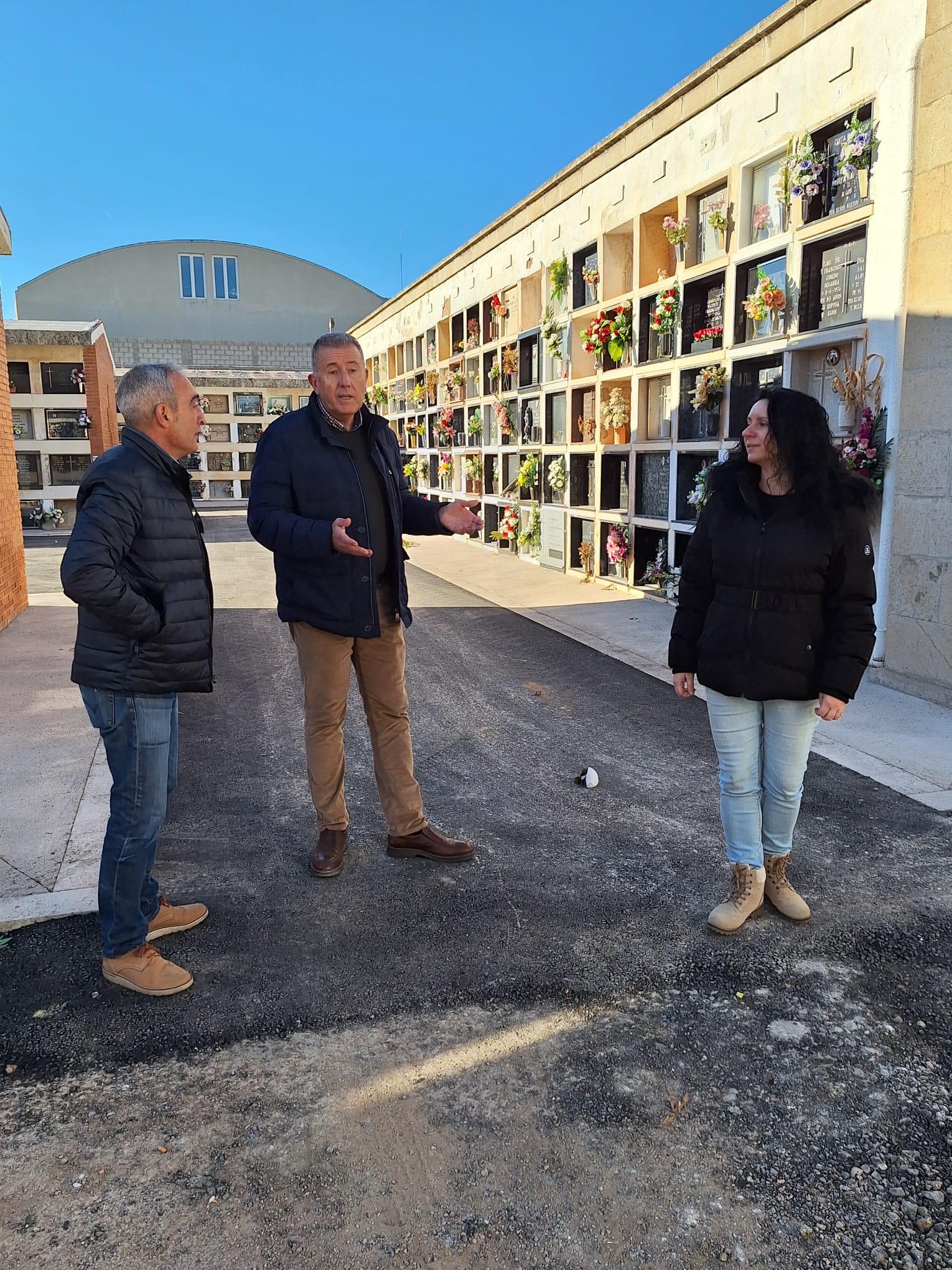 El regidor de Patrimoni de l'Ajuntament de Castelló, Vicente Sales visita les instal·lacions del cementeri municipal les labors del qual d'asfaltat ja han finalitzat