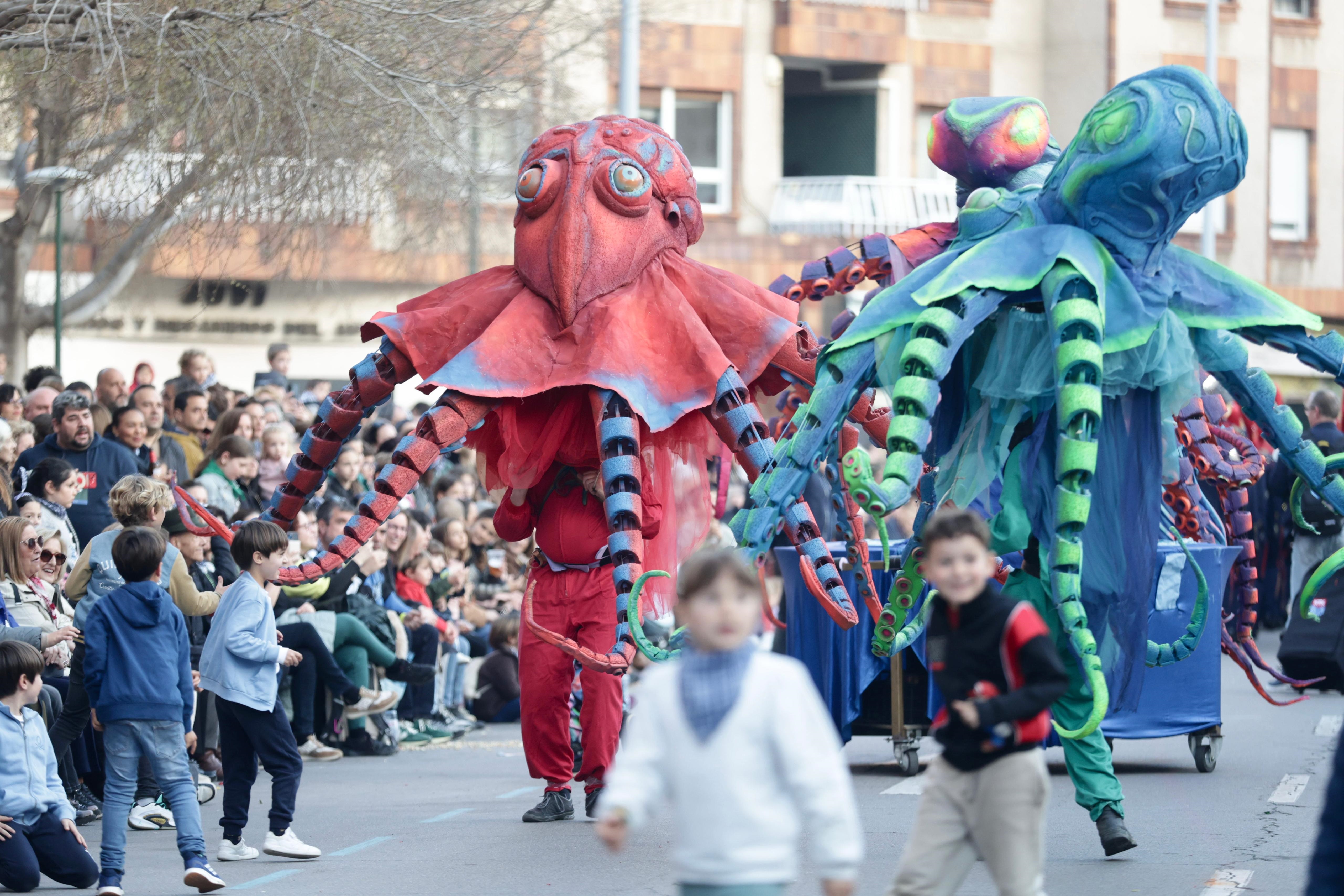 Castelló gaudeix de les seues festes més internacionals amb la Desfilada Internacional d'Animació amb 800 participants