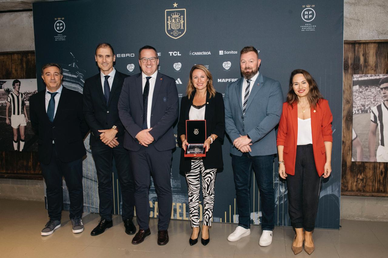 Carrasco rep de la Real Federació Espanyola de Futbol la placa commemorativa pel partit Espanya i Finlàndia que es disputa en l'estadi SkyFi Castalia