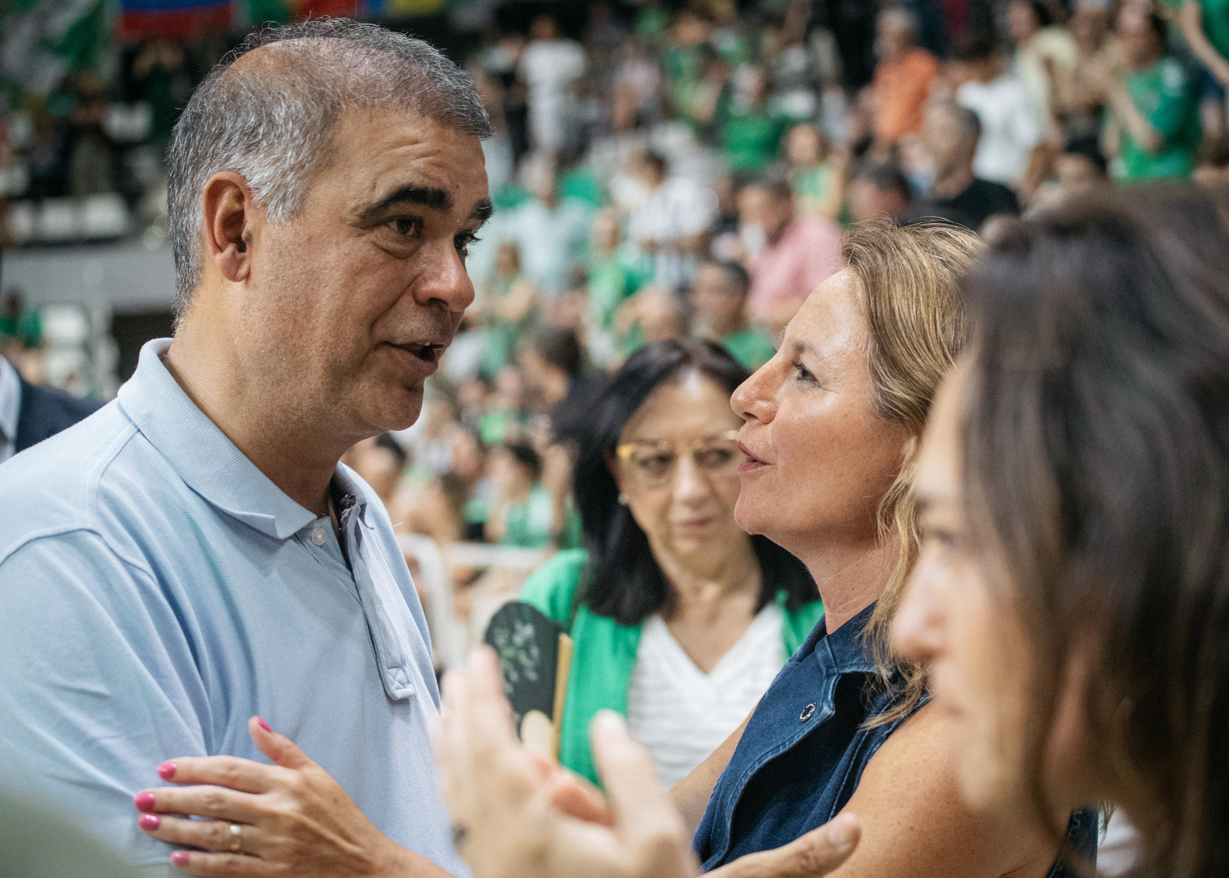 Carrasco assisteix al partit de play-off del Amics i felicita el club per la campanya realitzada malgrat no poder aconseguir el desitjat ascens a Primera FEB