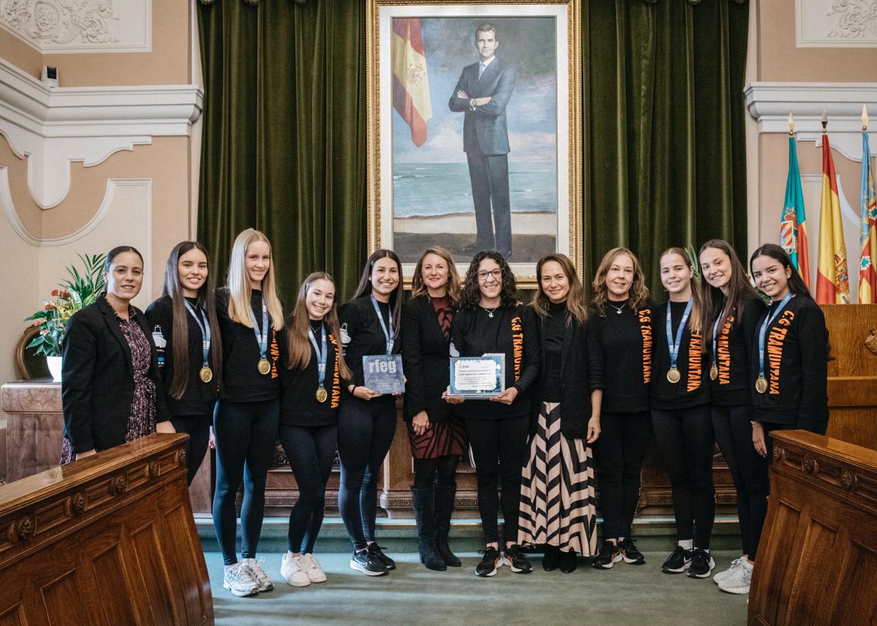L'alcaldessa de Castelló rep a l'equip juvenil del Club Gimnàstica Tramuntana després de proclamar-se campió nacional en Base de conjunts de gimnàstica rítmica