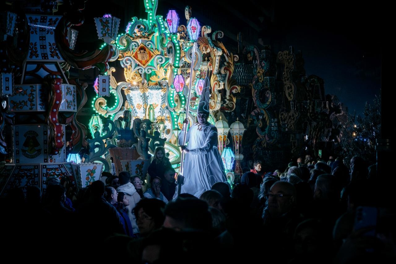 Castelló s'il·lumina amb l´Encesa de les Gaiates en una nit de llum, emoció i color d'un espectacle únic