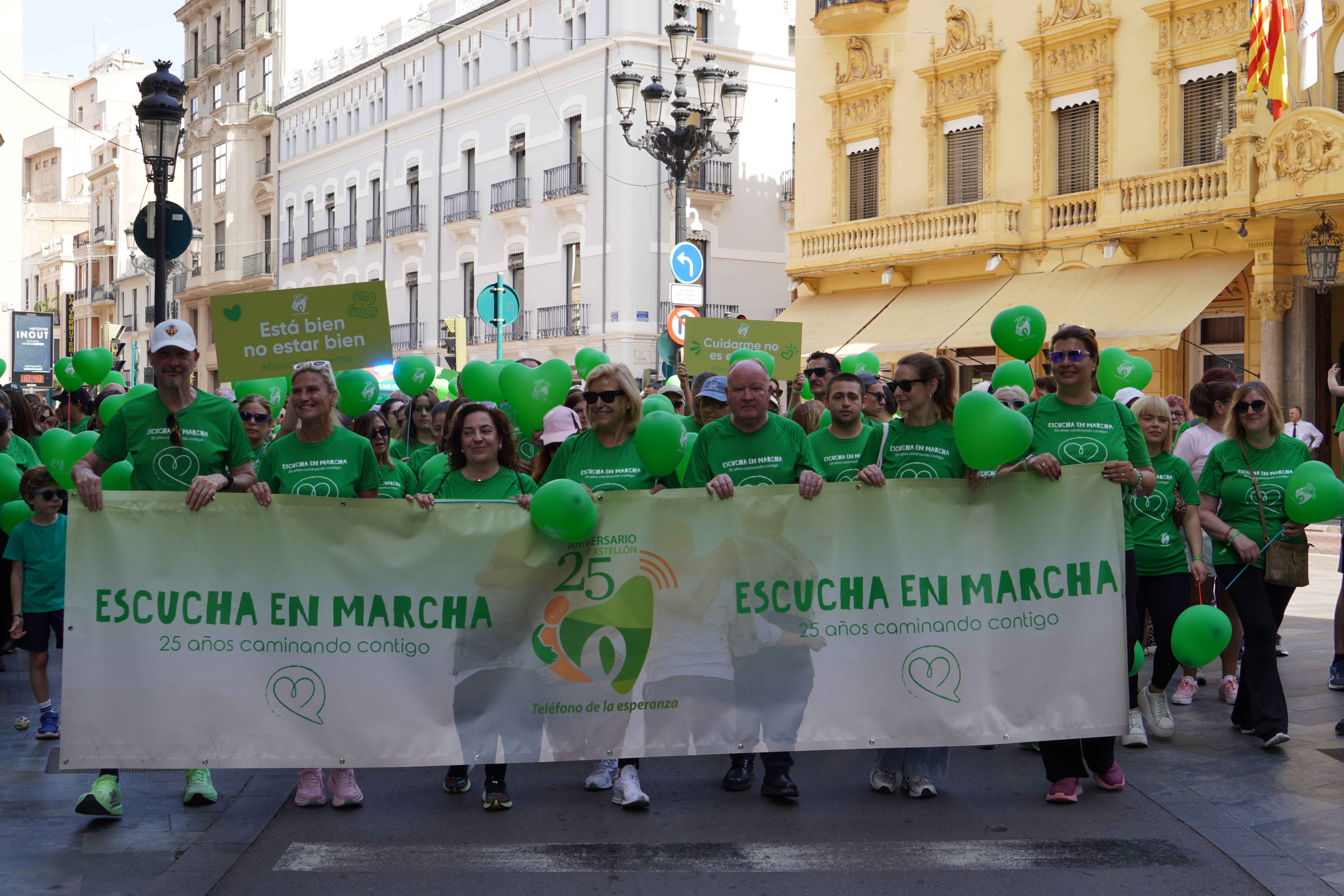 Una marea verda es bolca amb la primera edició de “Escolta en marxa” caminada solidària pel 25 aniversari del Telèfon de l'Esperança