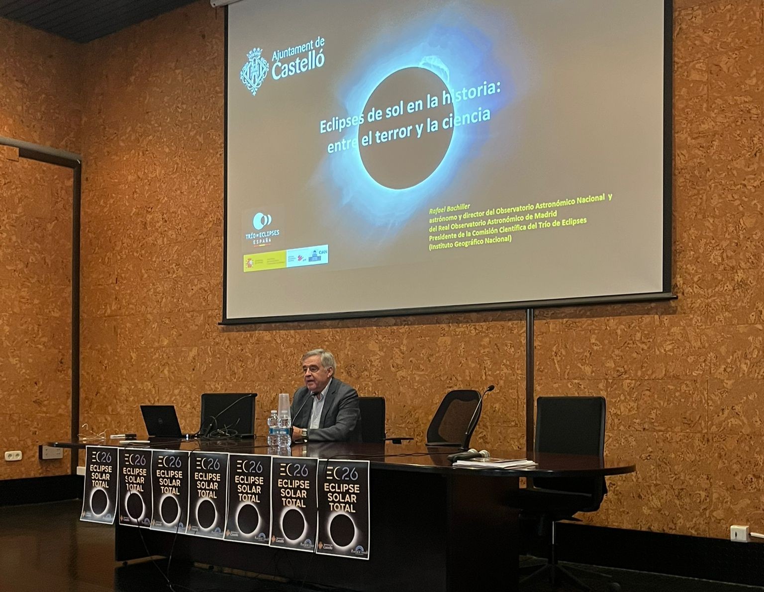 Aforament complet en la conferència de Rafael Bachiller en el Planetari de Castelló dins de “Els dissabtes de l'eclipsi”