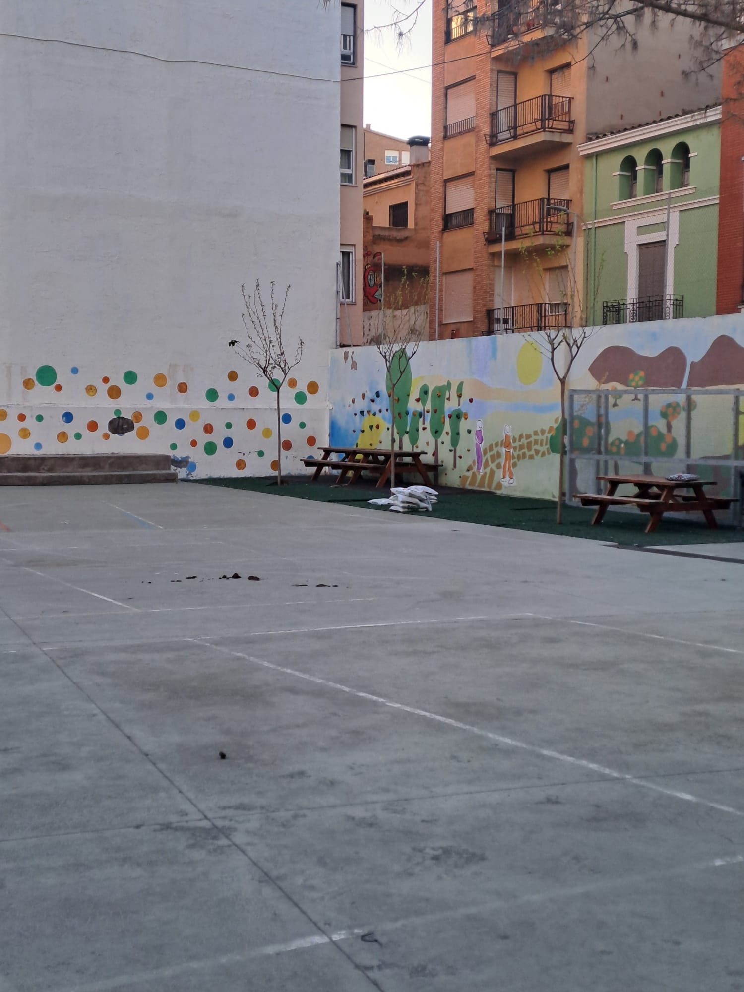 Carrasco utilitza sense permís el col·legi Bisbe Climent i deixa el centre ple d'escombraries i femta