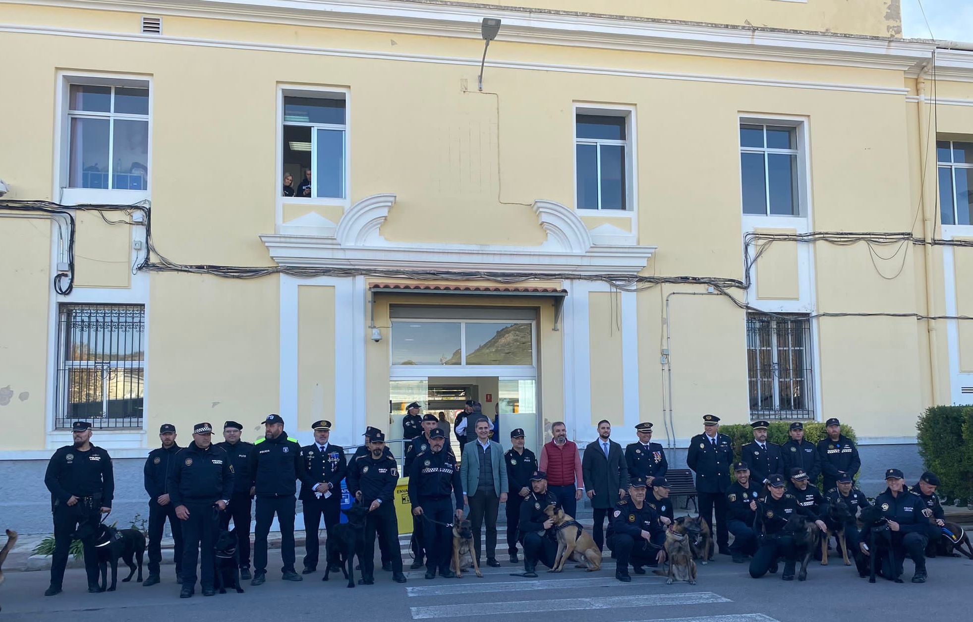 25 policies locals de tota la Comunitat Valenciana amb els seus respectius cans reben a Castelló el certificat per a prestar servei operatiu