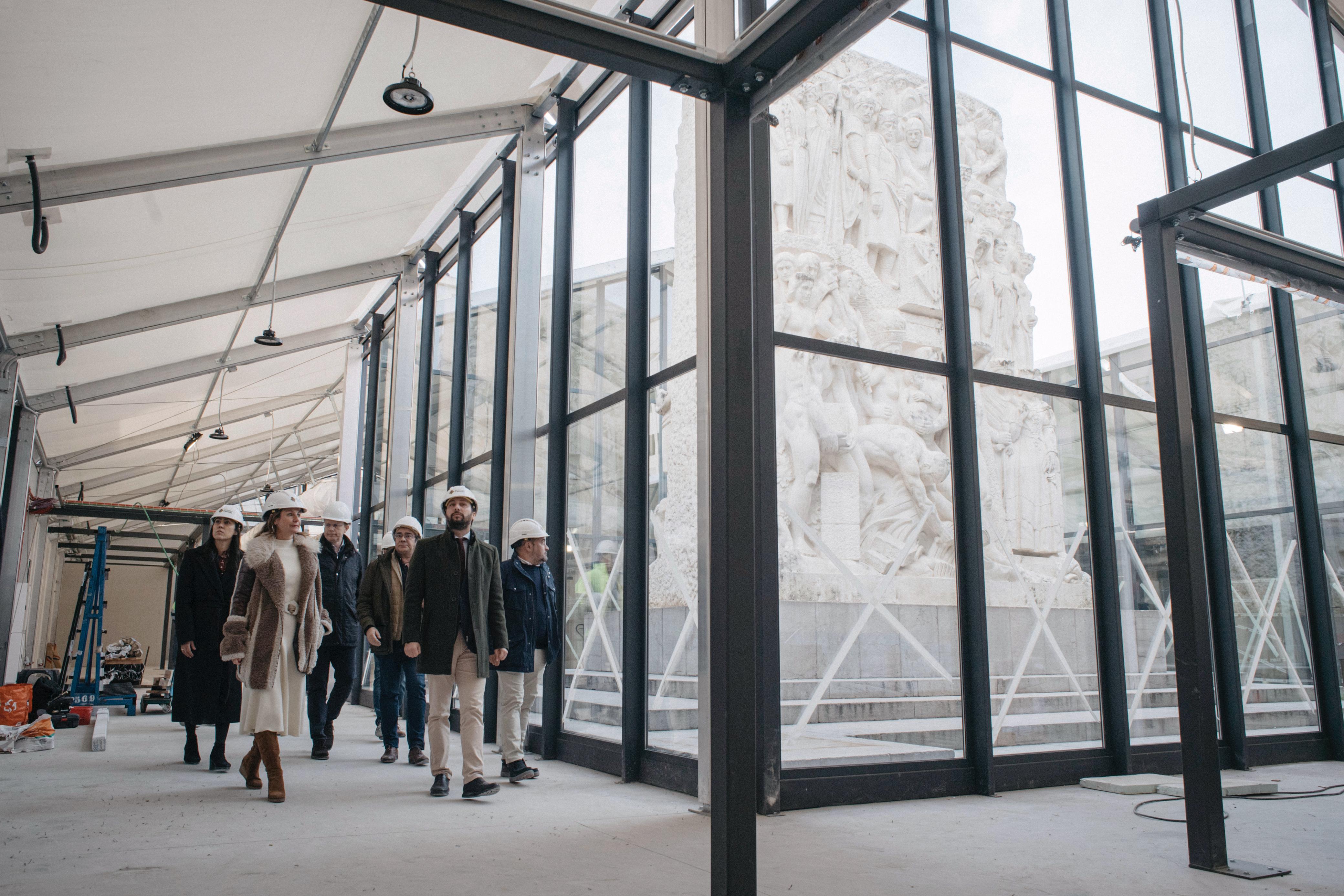 Begoña Carrasco visita la instal·lació del mercat provisional de Santa Clara que encara la seua recta final