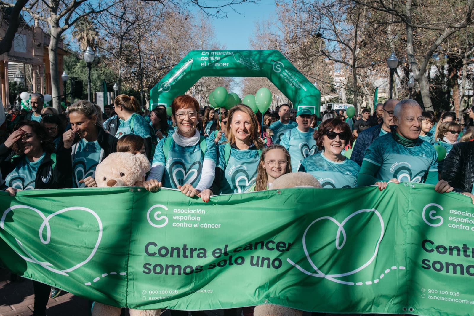 Milers de castellonencs mostren la seua solidaritat marxant contra el càncer, per la vida i en suport a les persones afectades per la malaltia
