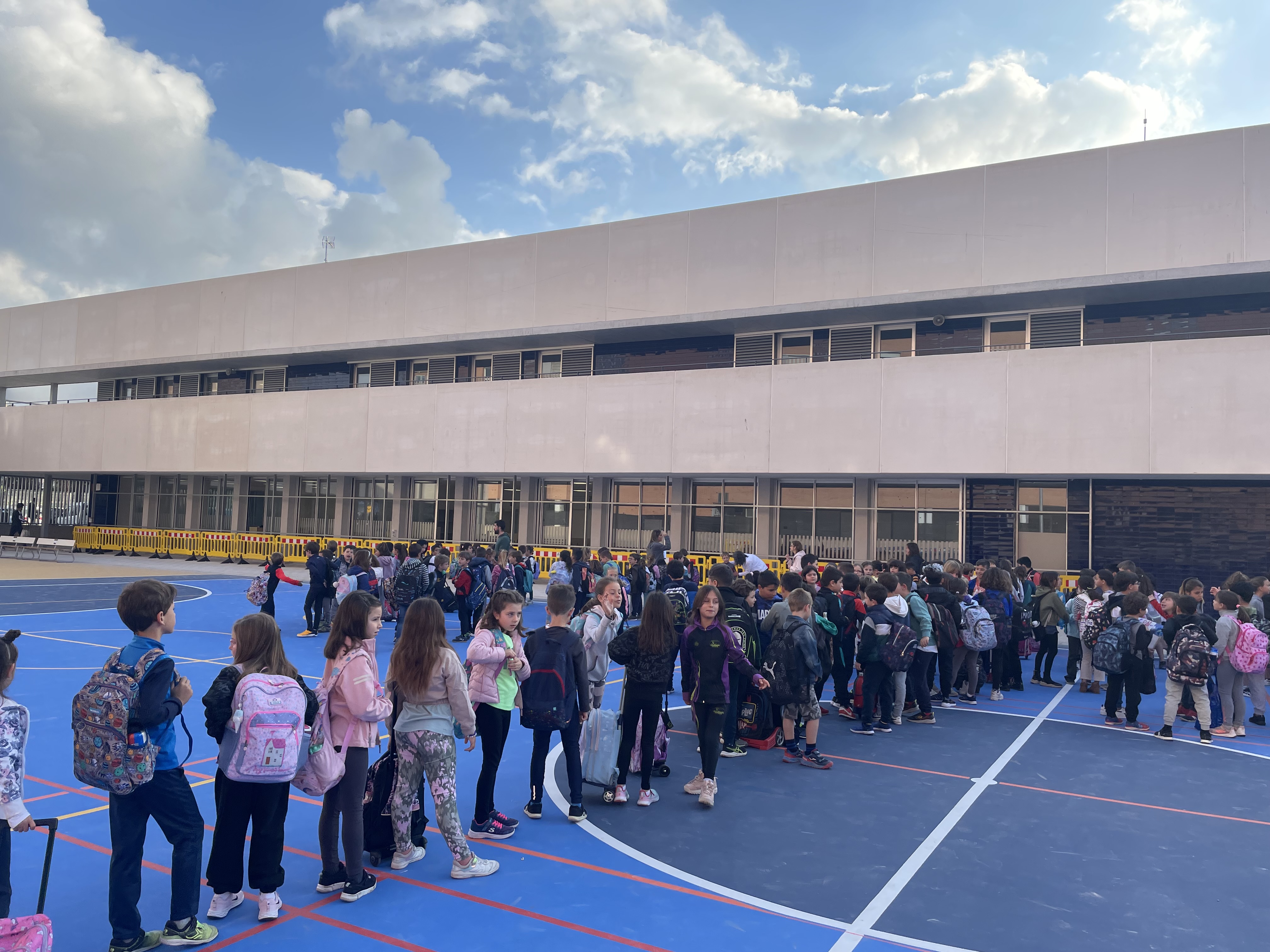 Els 450 alumnes omplin el nou centre a primera hora