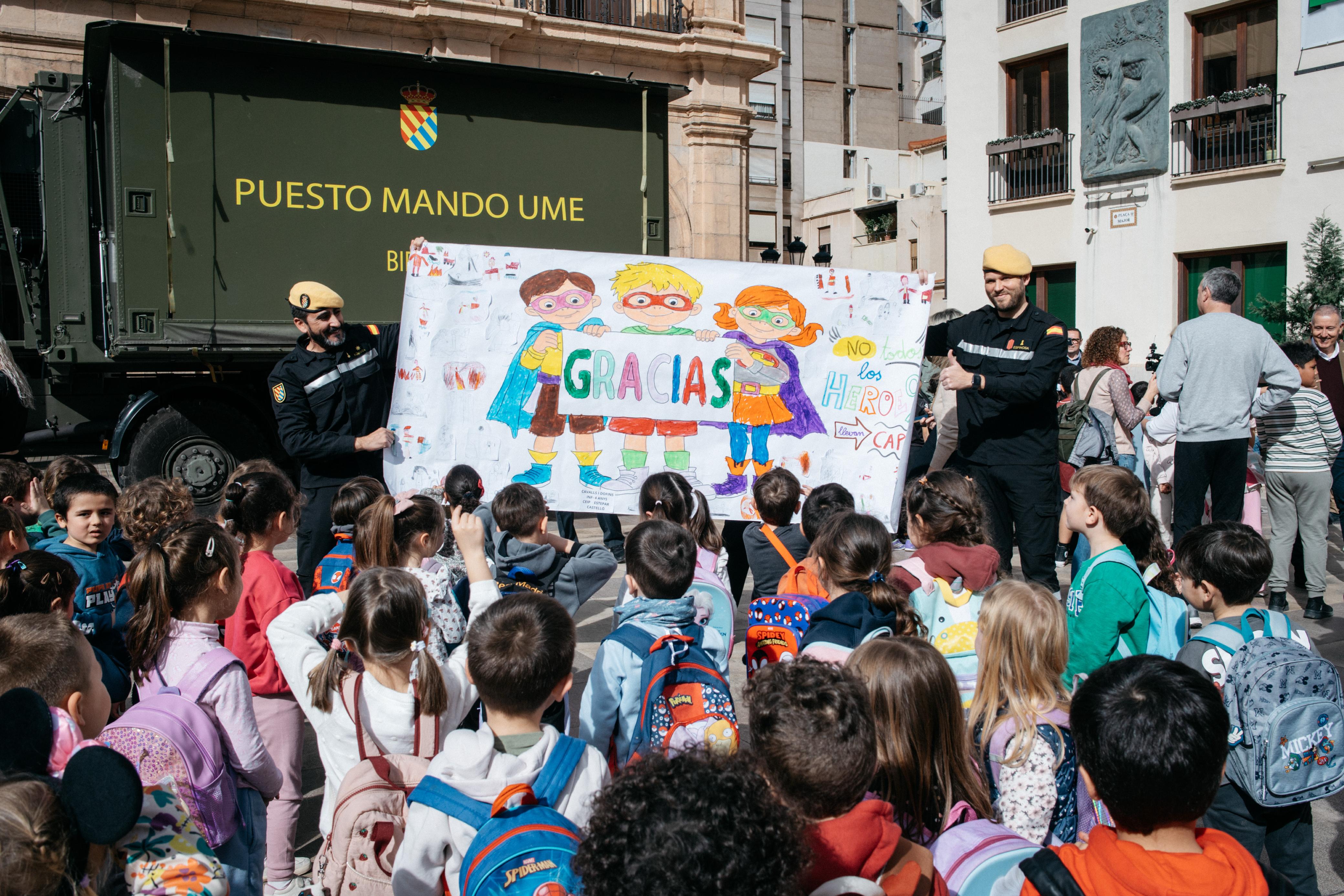 Castelló coneix de primera mà la gran labor de la UME amb una exposició de vehicles, una xarrada i un estand informatiu en la plaça Major