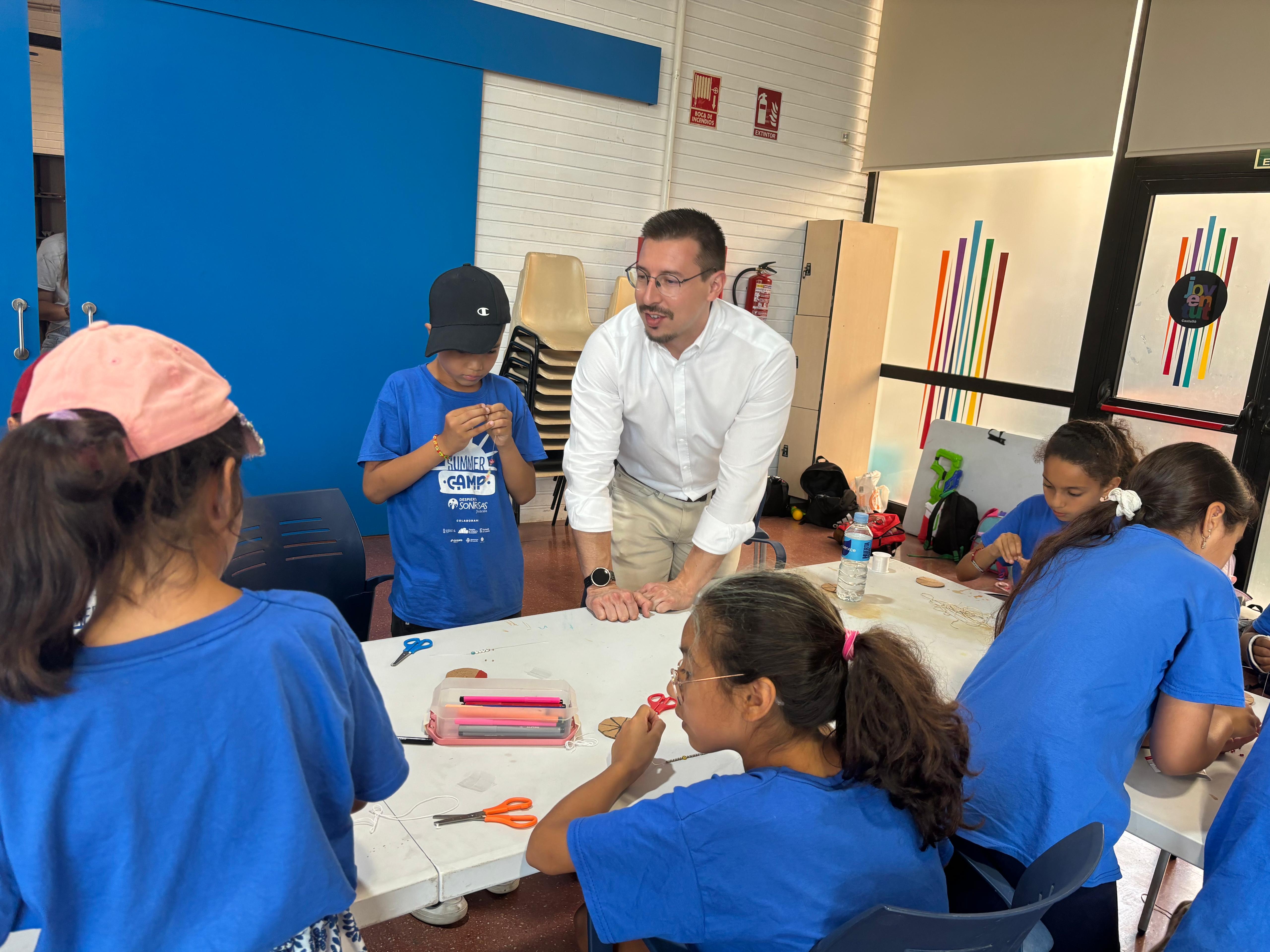El concejal de Familia e Infancia pone en valor la labor de la Fundación Iniciativa Social en la Escuela de Verano del Casal Jove del Grao