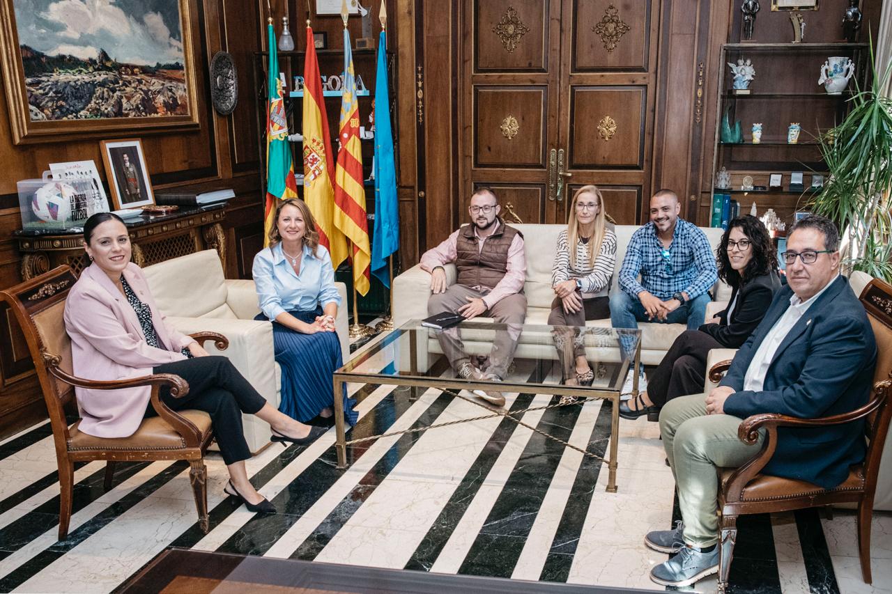 Carrasco i la nova directiva de l'Associació de Veïns de la Marjalería aborden les actuacions que han suposat millores visibles en la zona