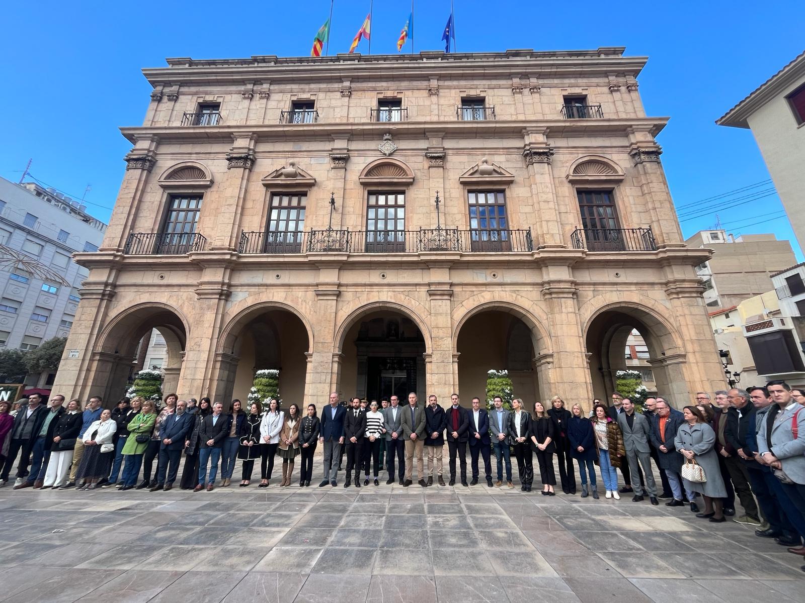 Multitud de castellonenses se suman al minuto de silencio por las víctimas del trágico incendio de Valencia