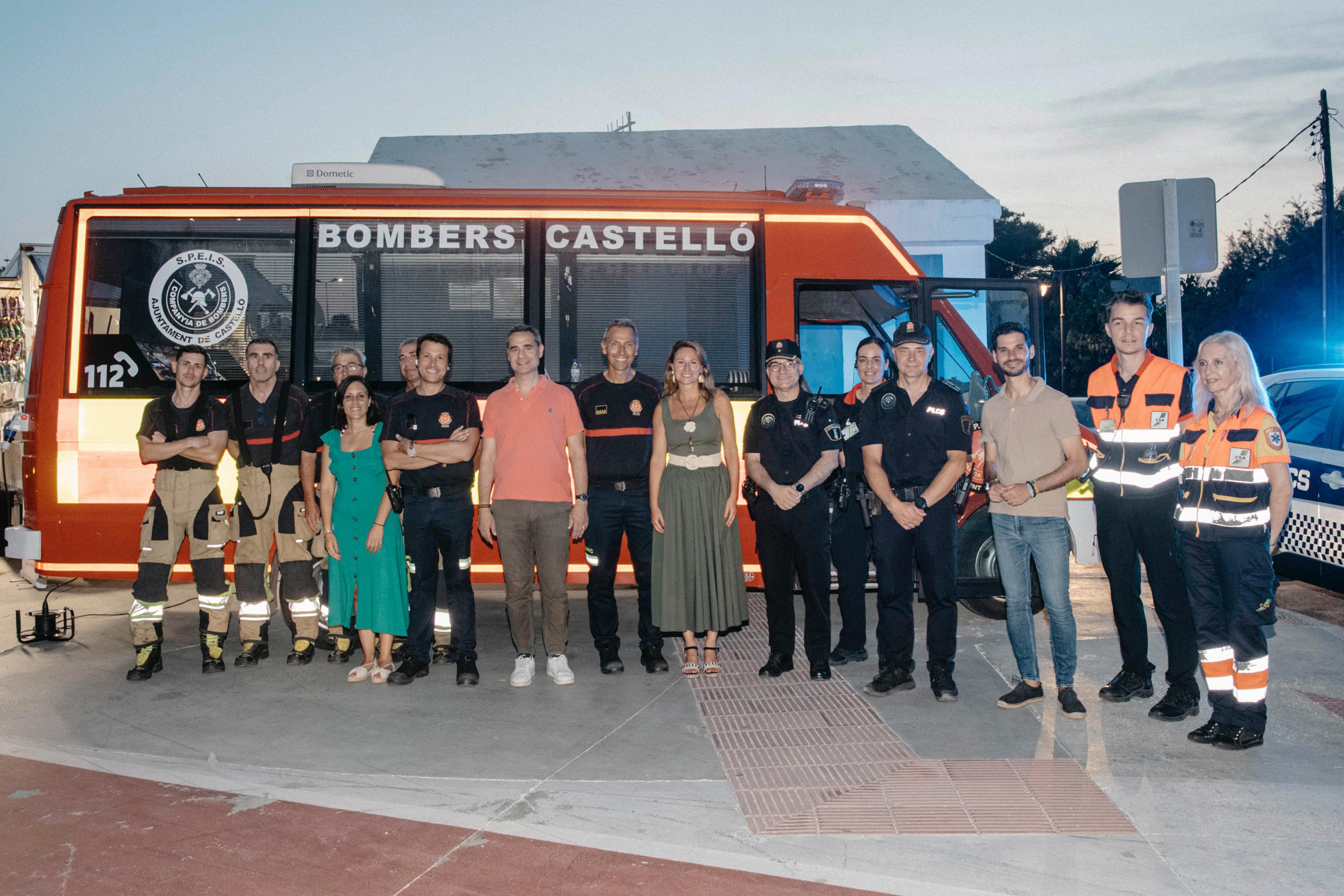 L'alcaldessa se suma als milers d'assistents que celebren a les platges de Castelló la nit més màgica de l'any