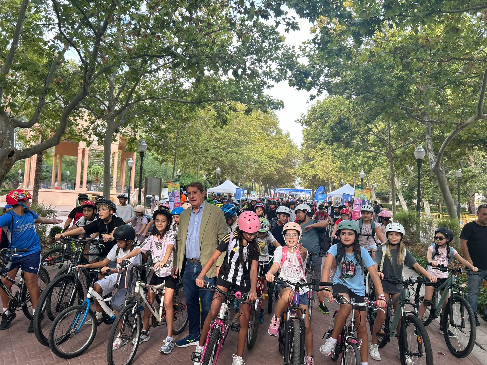 Prop de 300 escolars omplin de bicicletes el Parc Ribalta sota el lema “300 missatges, una ciutat que es mou”