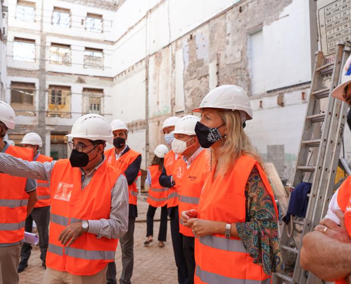 Marco en las obras del centro de envejecimiento activo.jpg