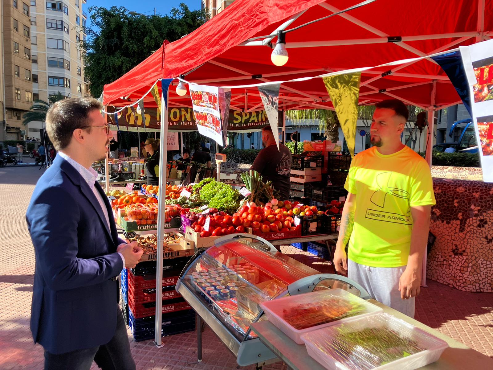 Mercat de Barri reuneix el millor del comerç local en la plaça Fadrell