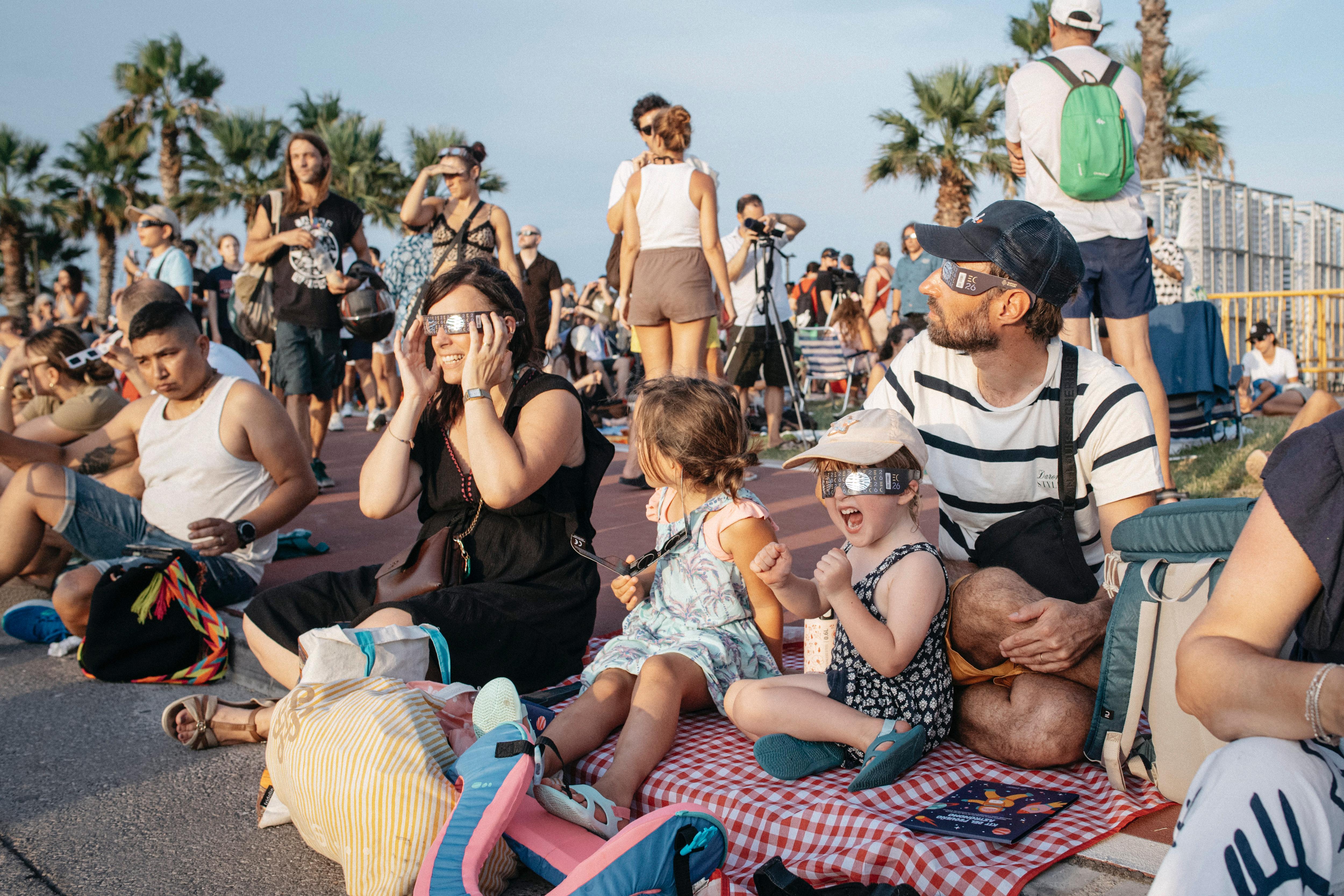 Milers de persones viuen un moment històric contemplant l'eclipsi total de sol a les platges de Castelló