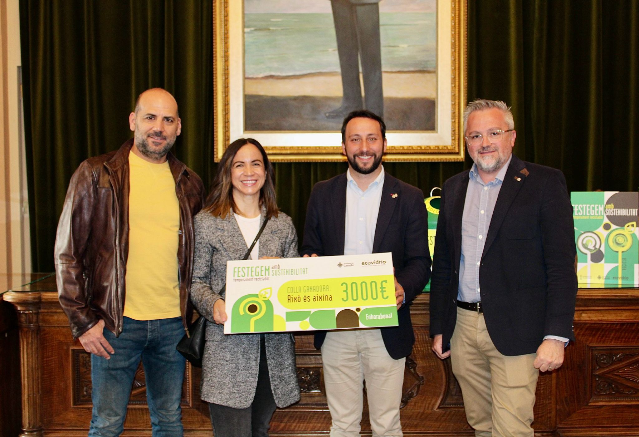 El Ayuntamiento y Ecovidrio entregan el premio de la campaña de fomento del reciclaje en las fiestas de la Magdalena a la colla ‘Aixó és aixina’